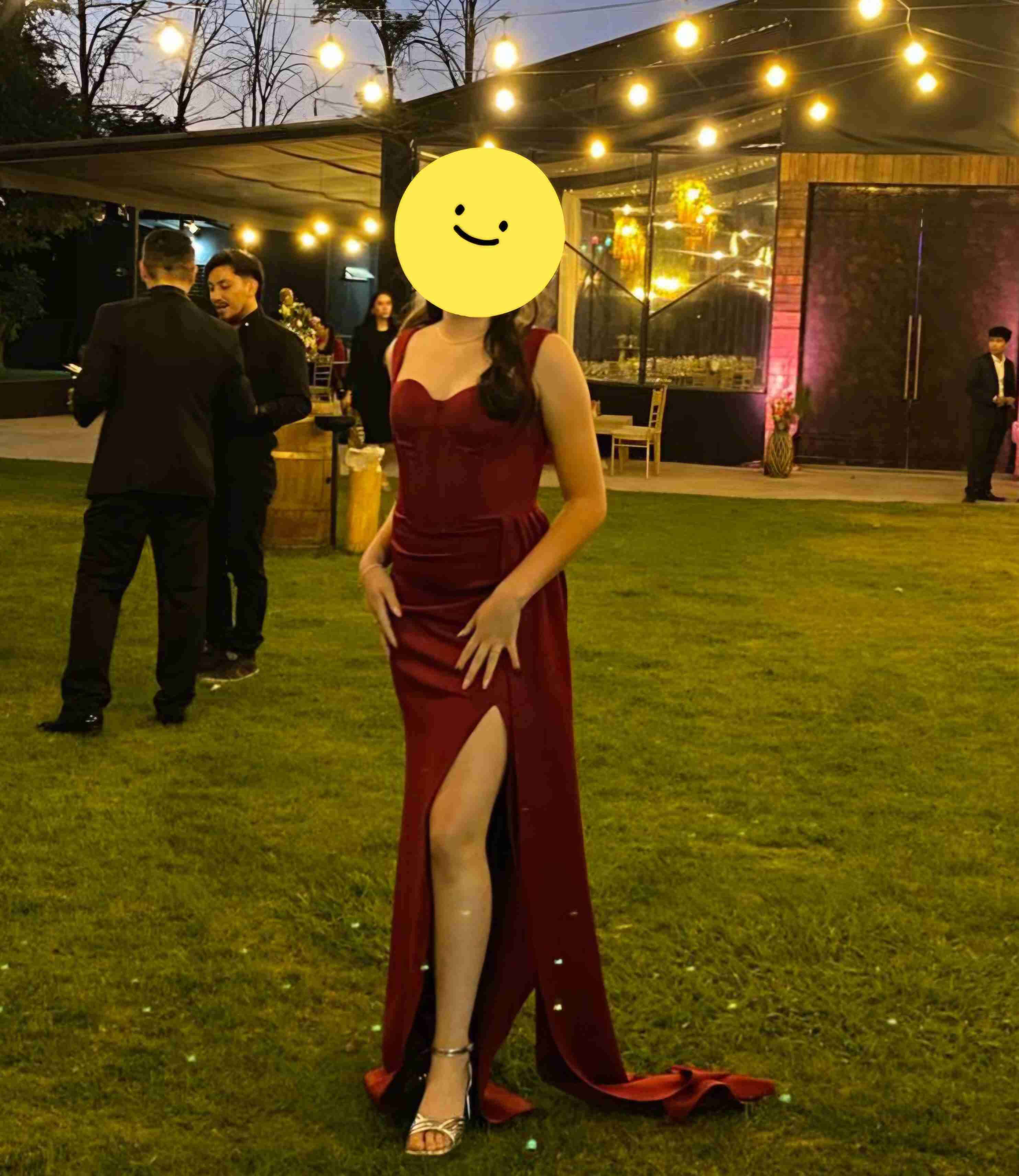 Vestido rojo elegante - miniatura 2