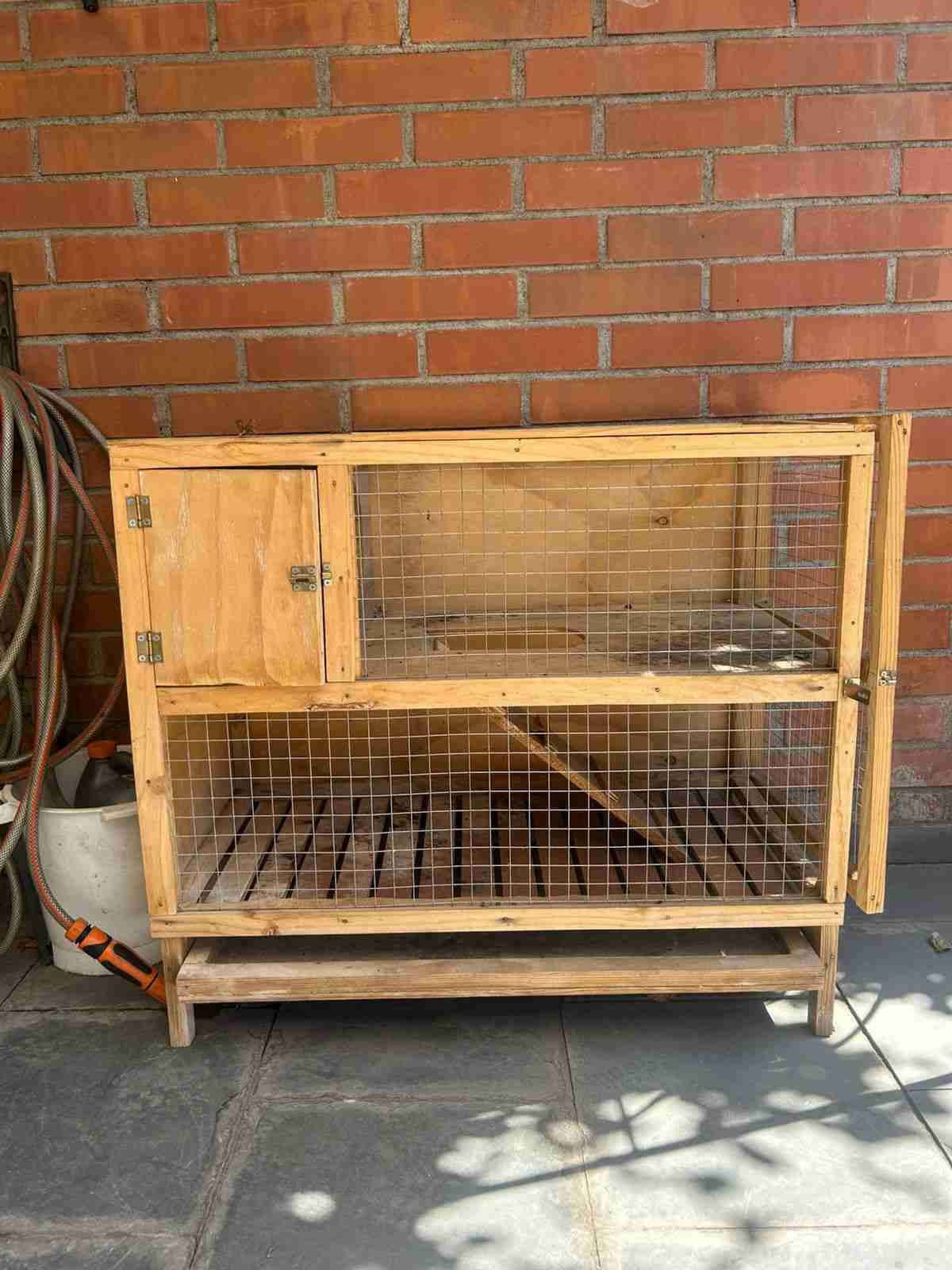 Jaula de madera para mascotas