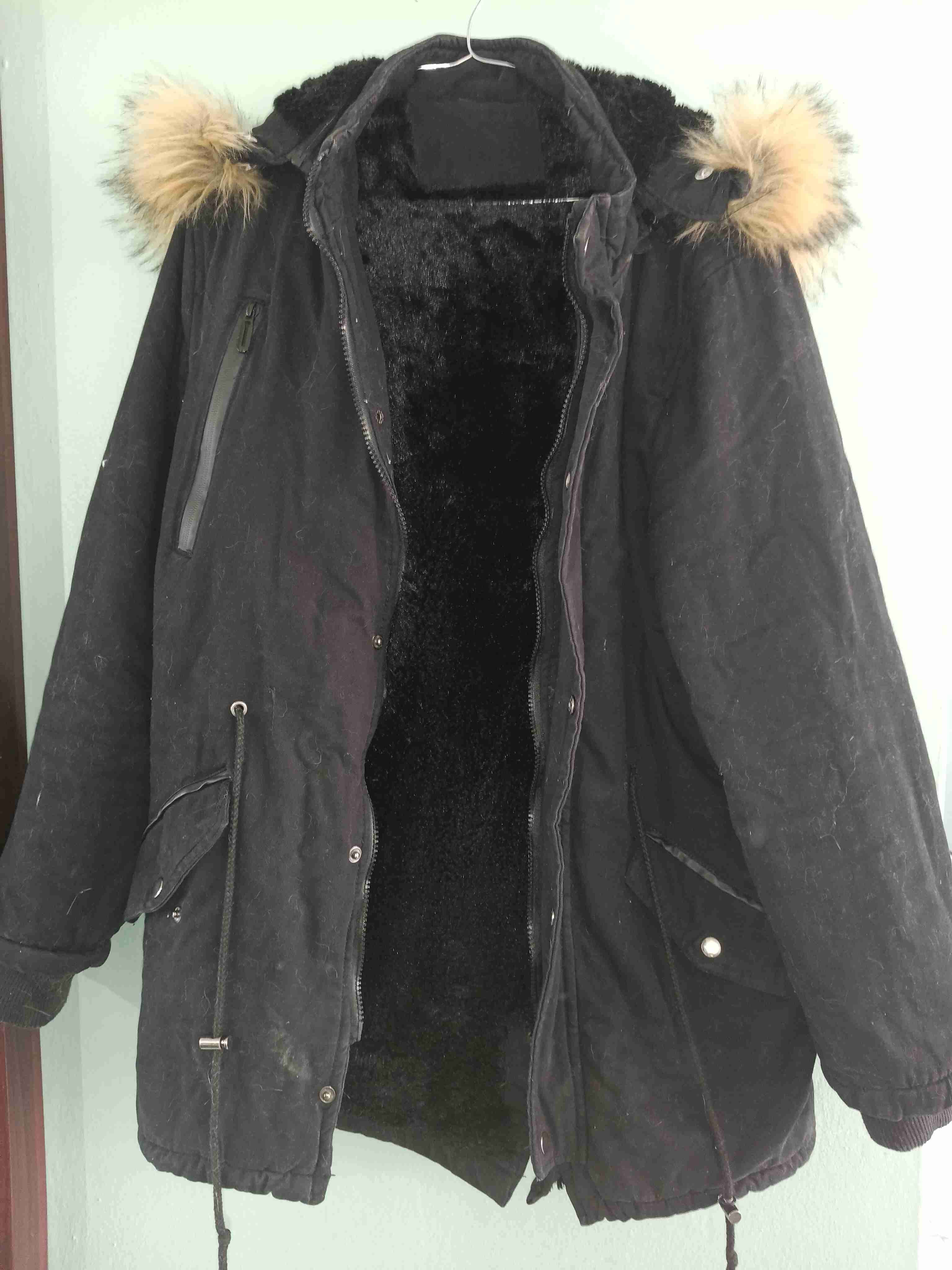 Parka negra con capucha de pelo - miniatura 2