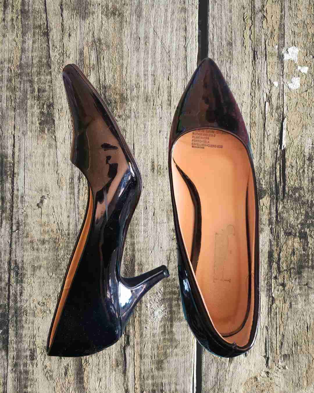 Zapatos de tacón negros brillantes