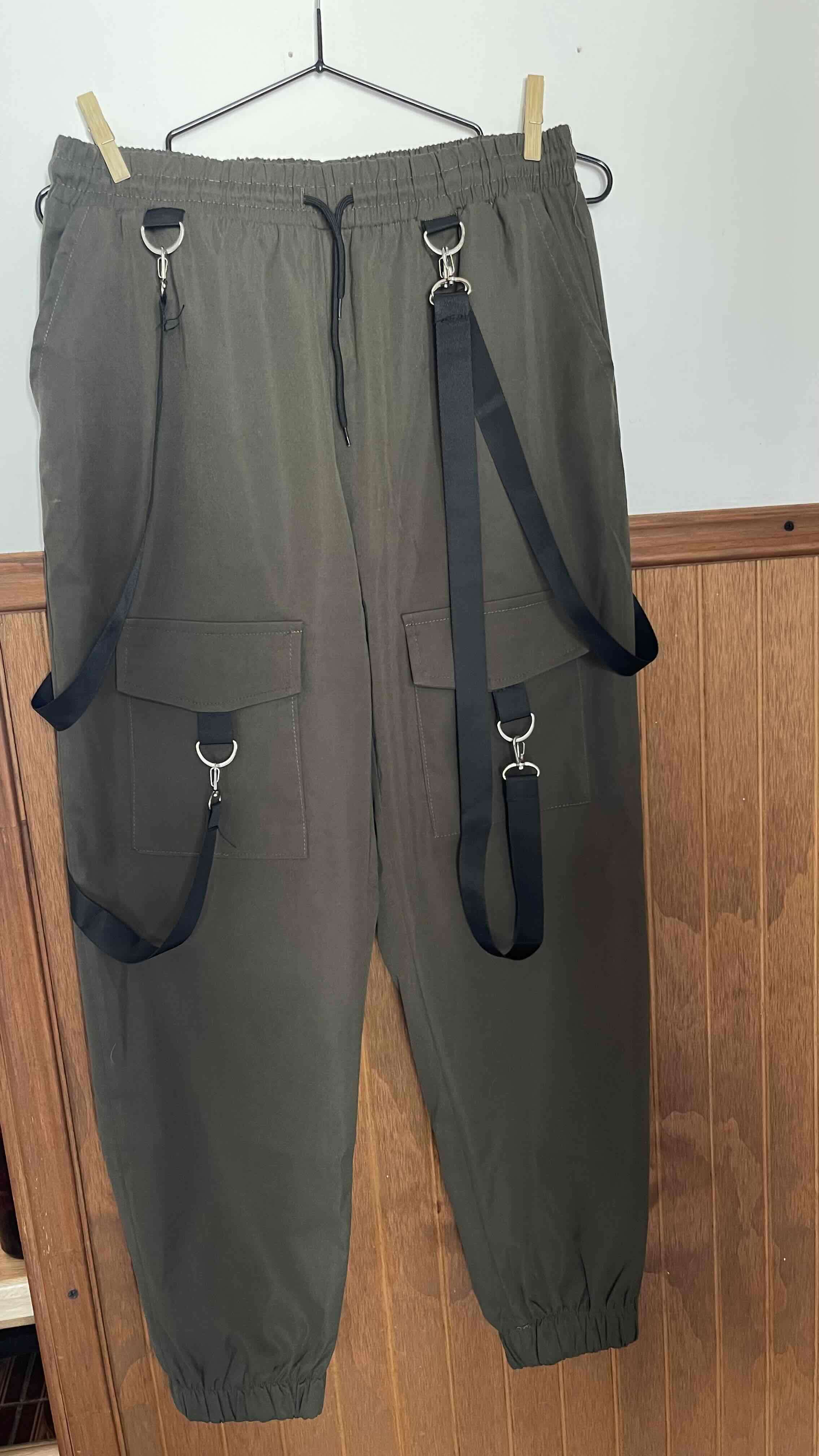 Pantalón cargo verde con tirantes colgantes