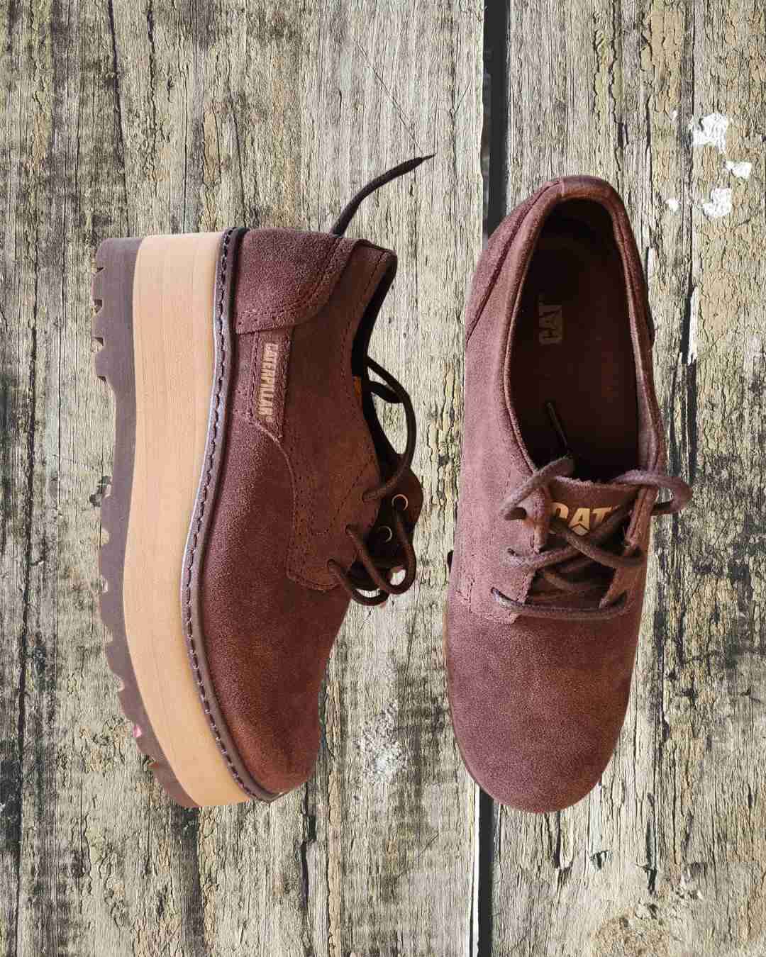 Zapatos de gamuza marrón con plataforma