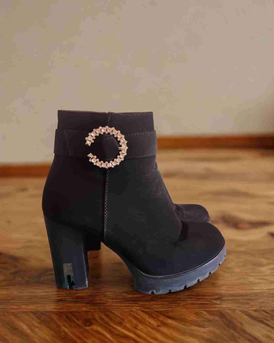 Botines negros con adorno brillante