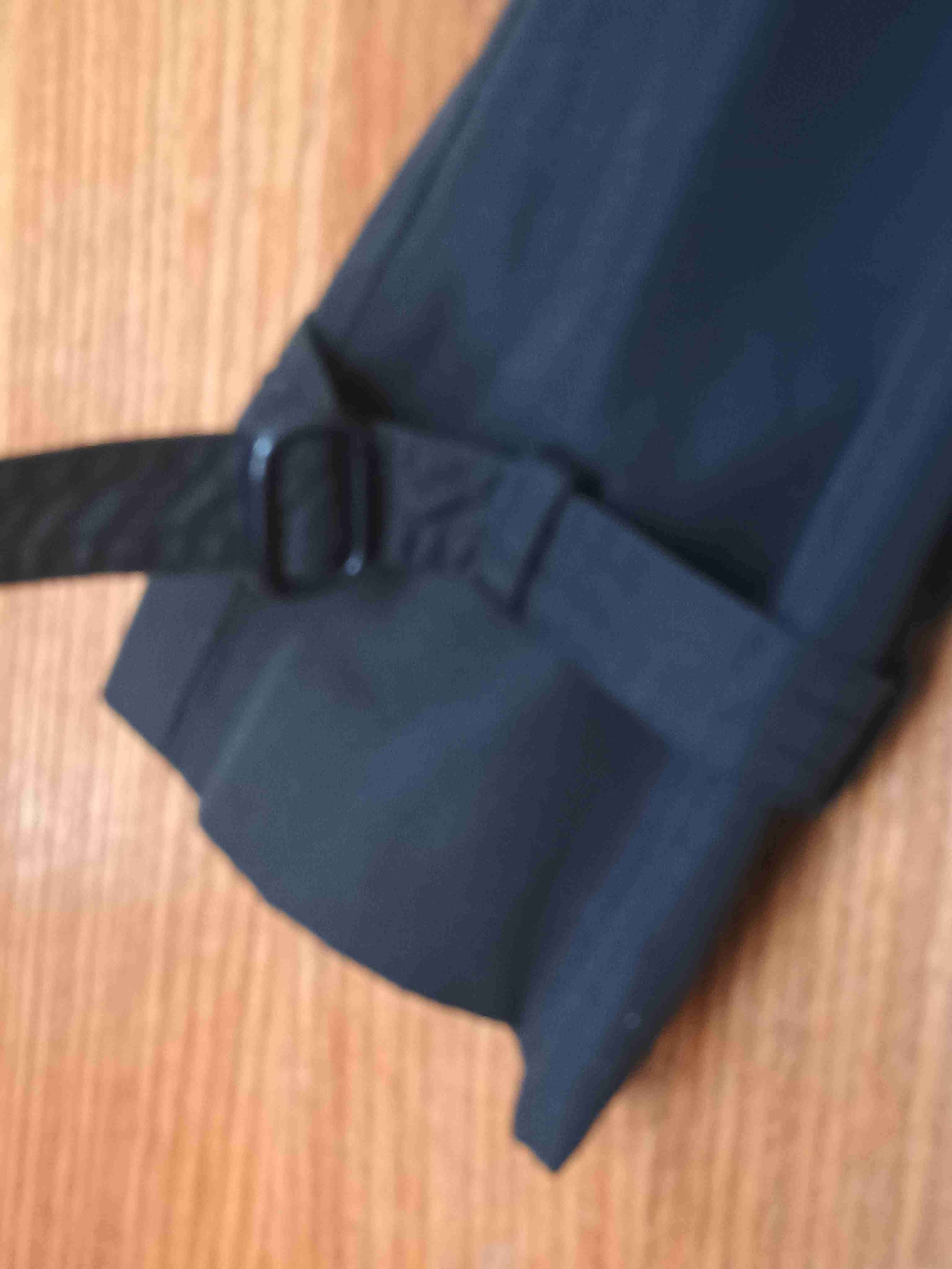 Abrigo negro con cinturón ajustable - miniatura 2