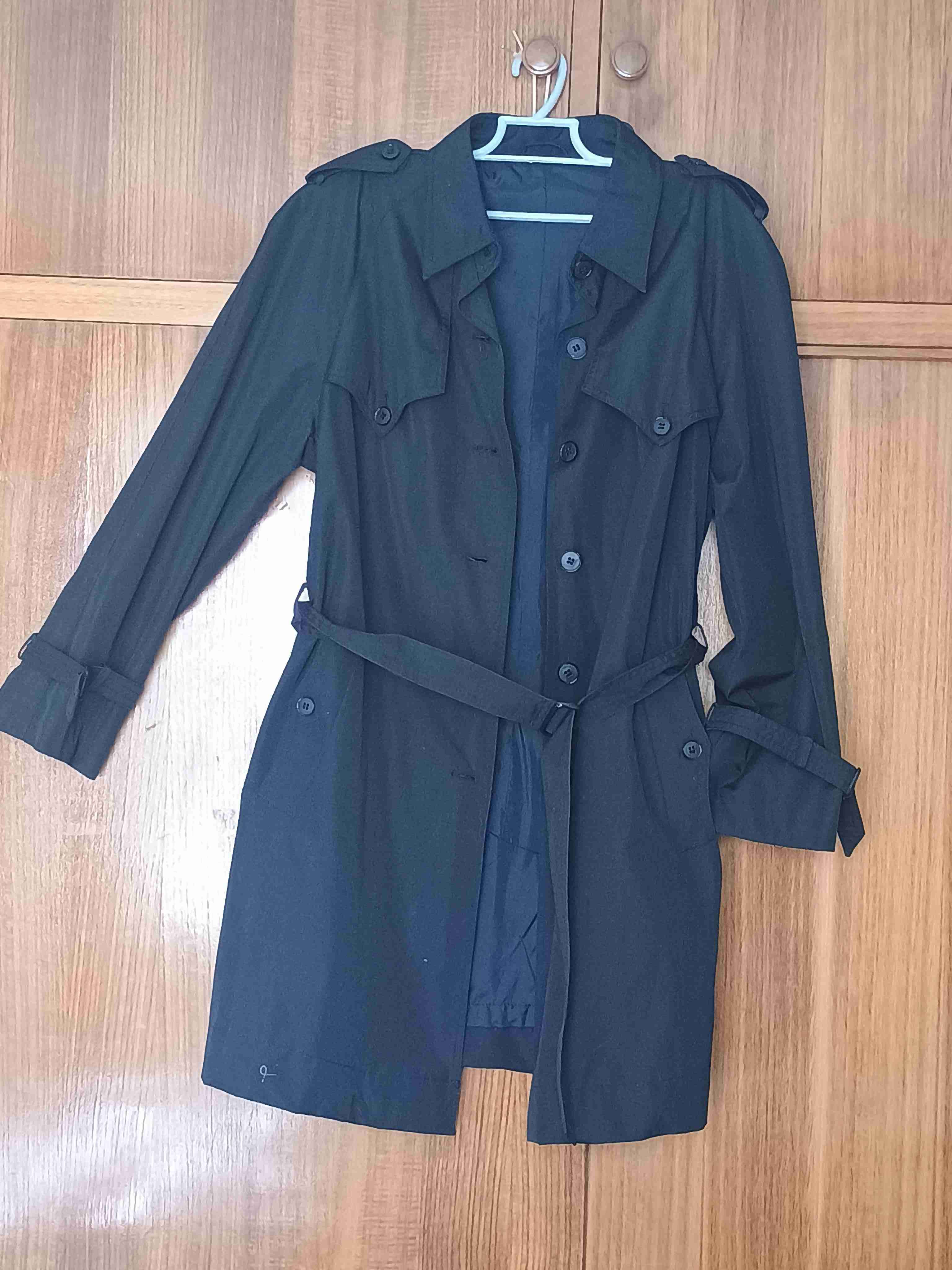 Abrigo negro con cinturón ajustable - miniatura 3