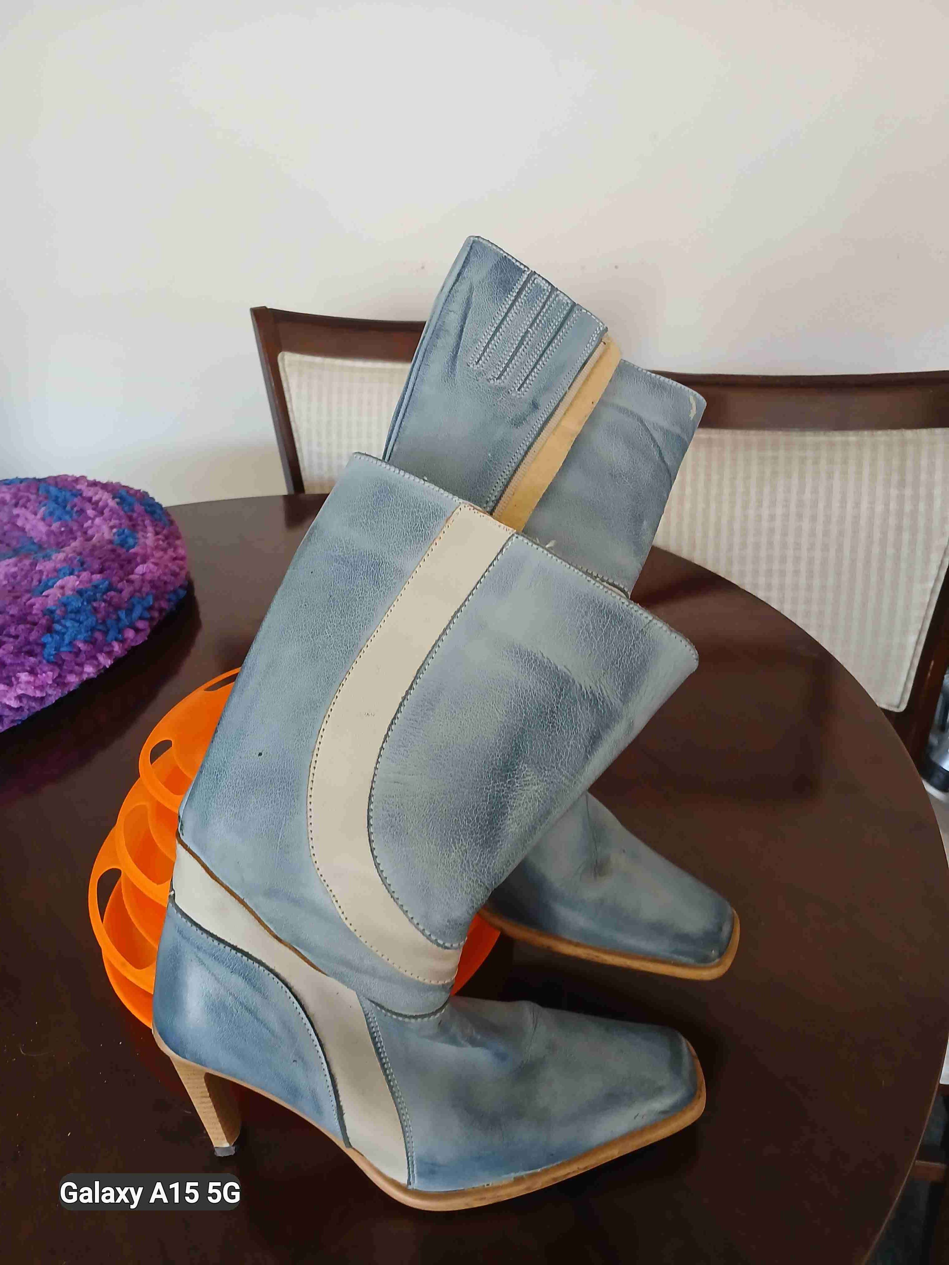 Botas de cuero azul con tacón