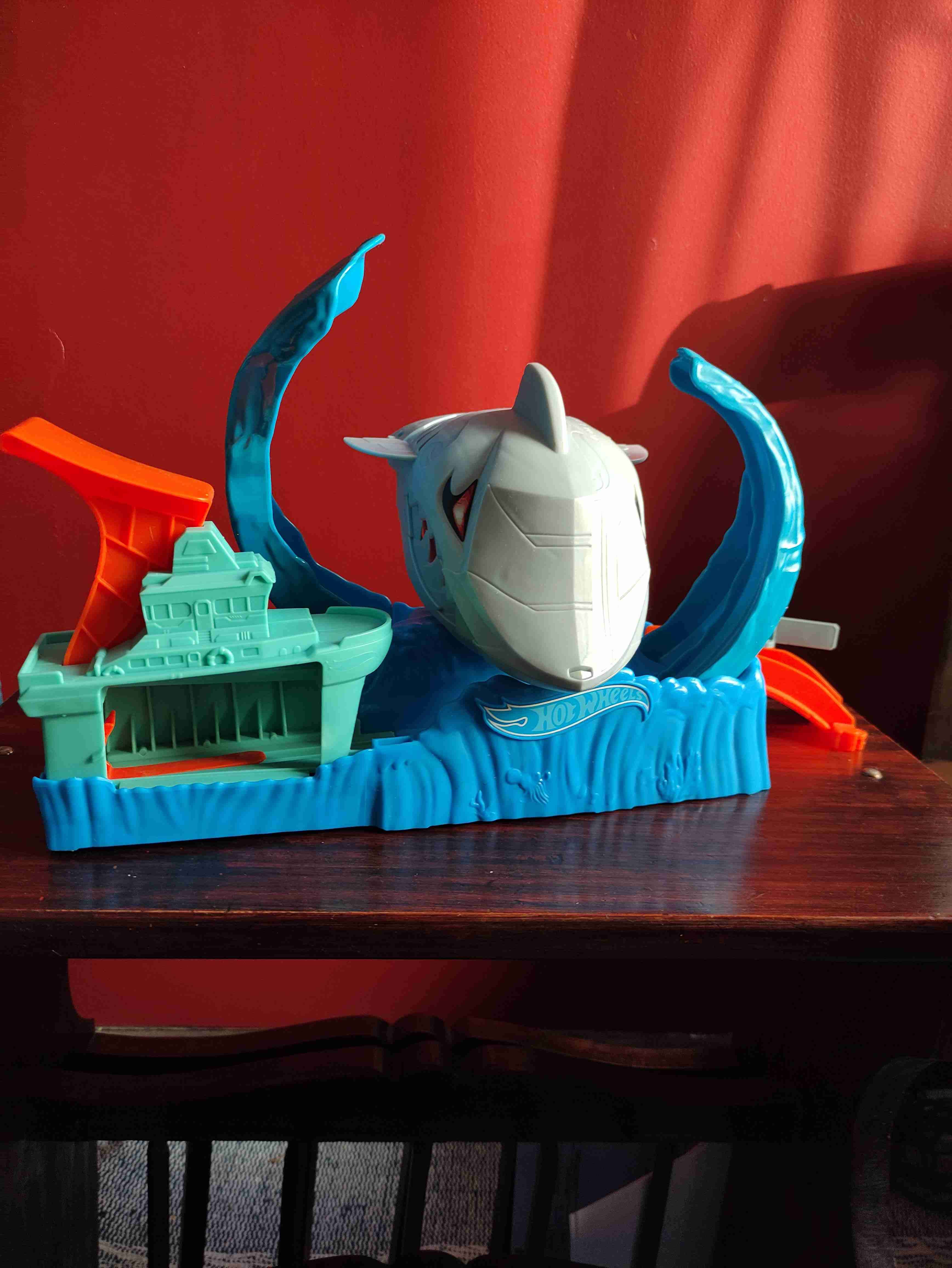 Pista Hot Wheels tiburón gigante