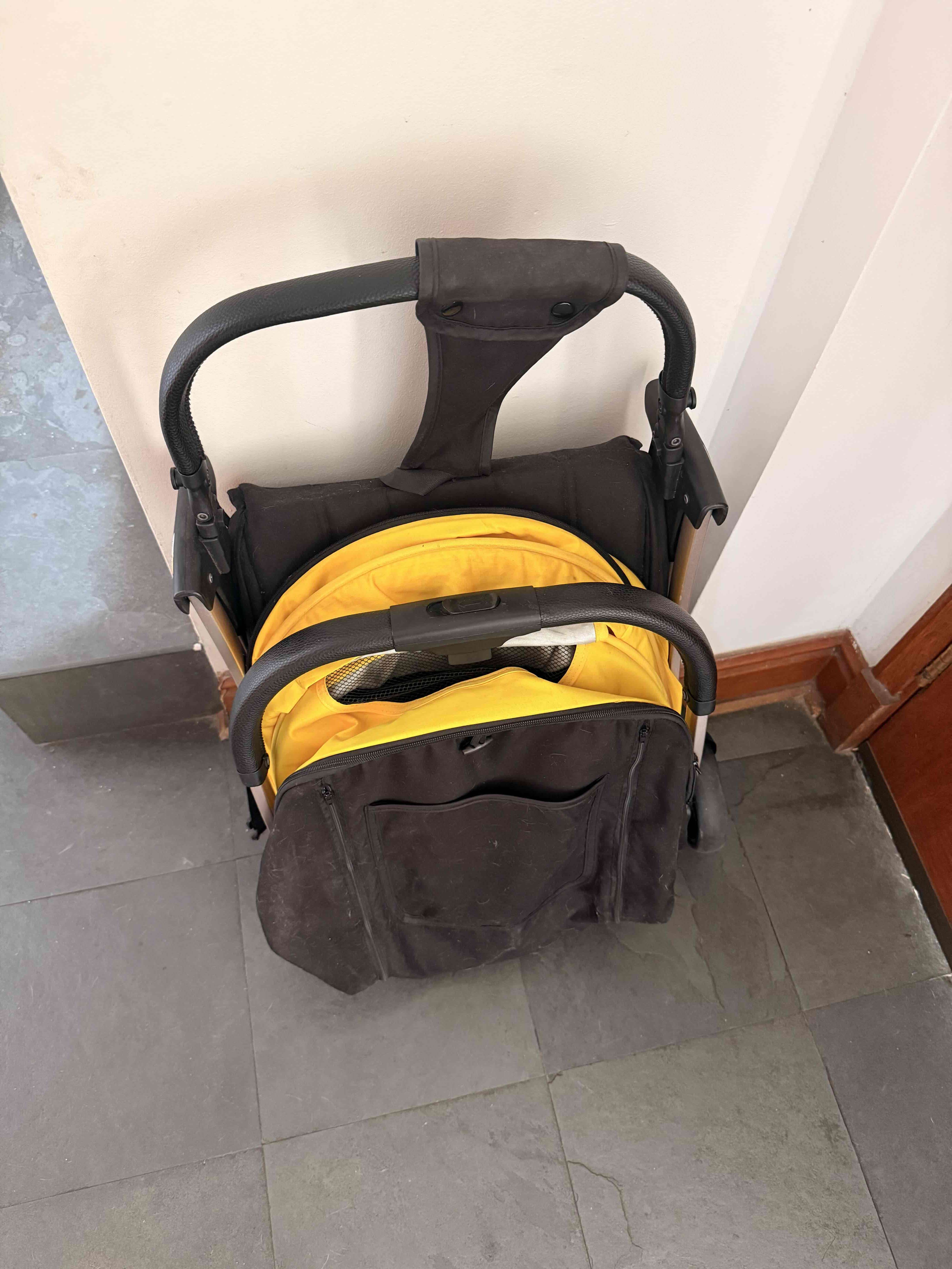 ¡REGALO! Coche de paseo amarillo y negro - miniatura 2