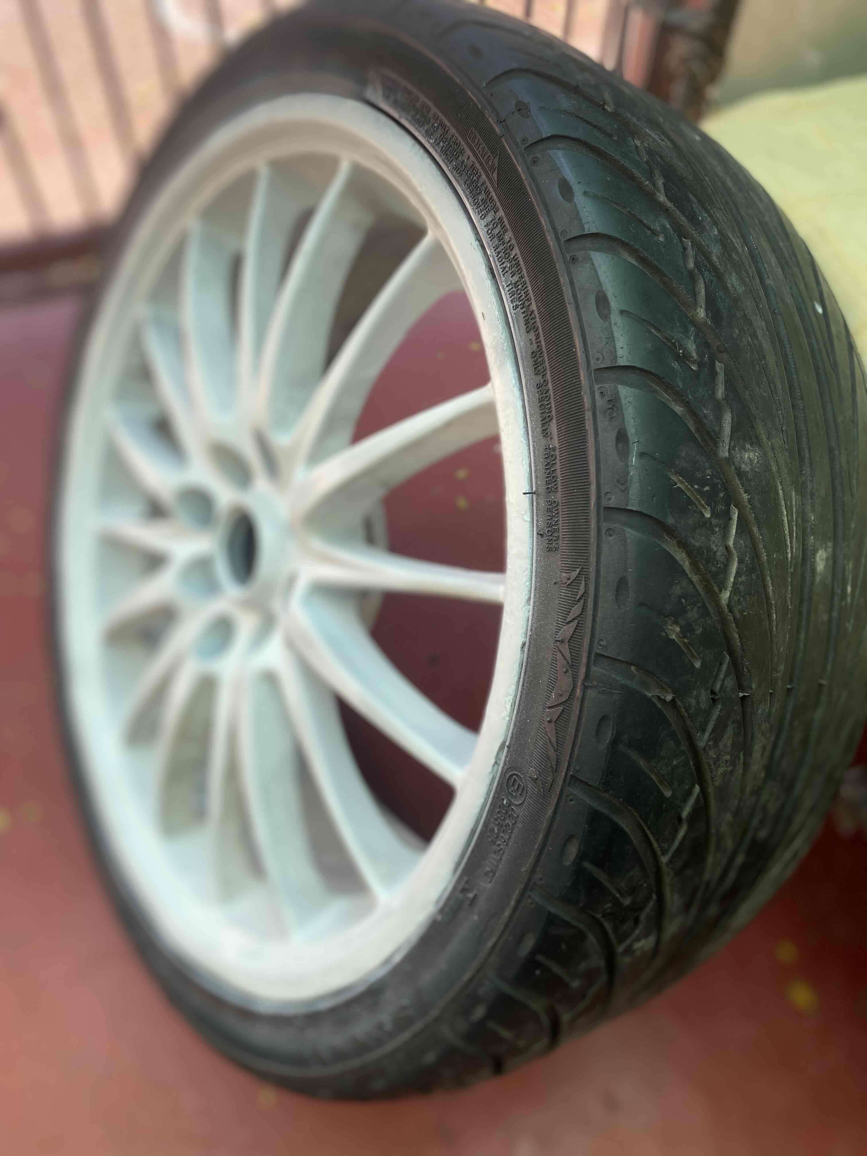 Neumático con llanta deportiva