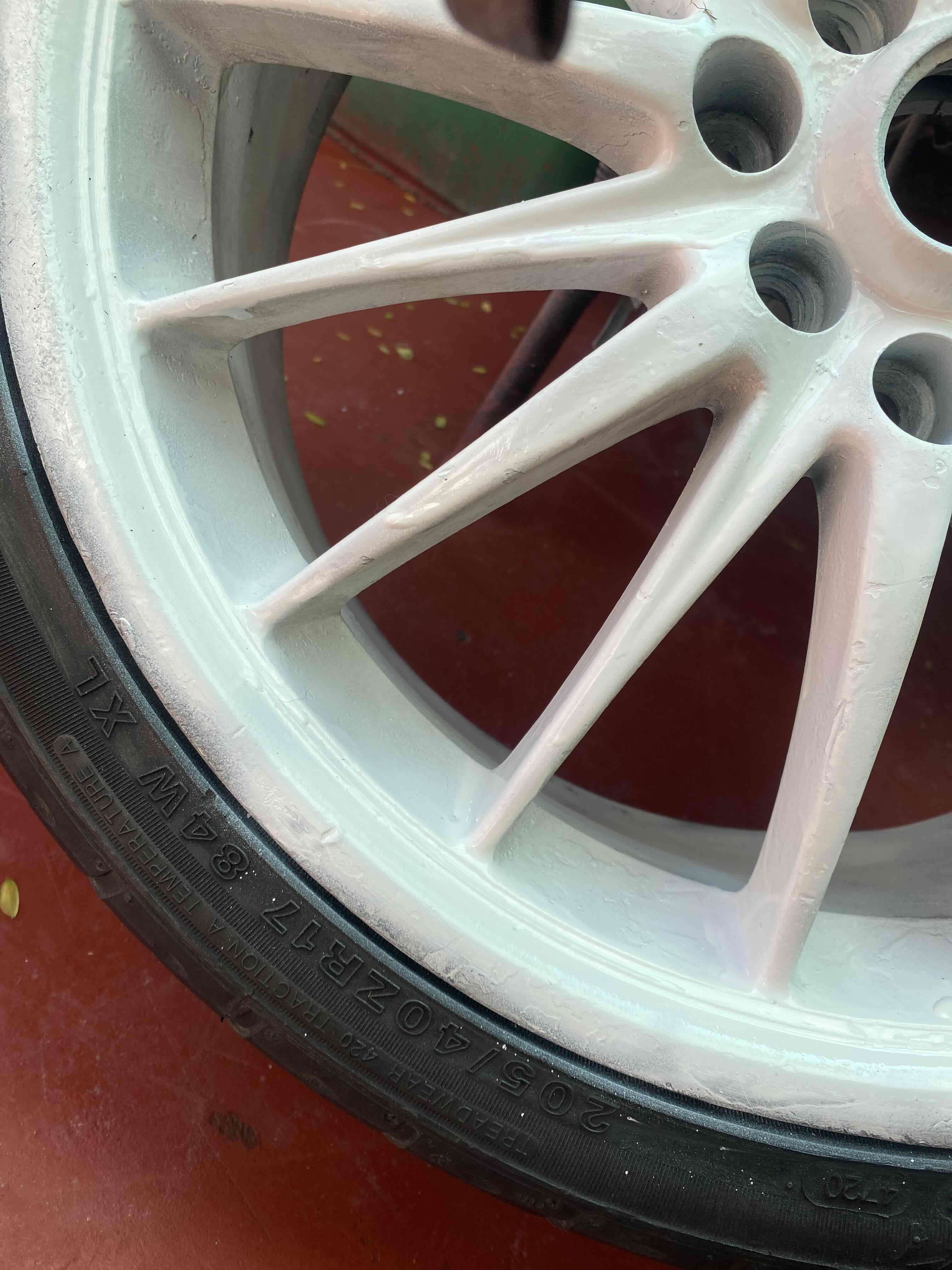 Neumático con llanta deportiva - miniatura 2