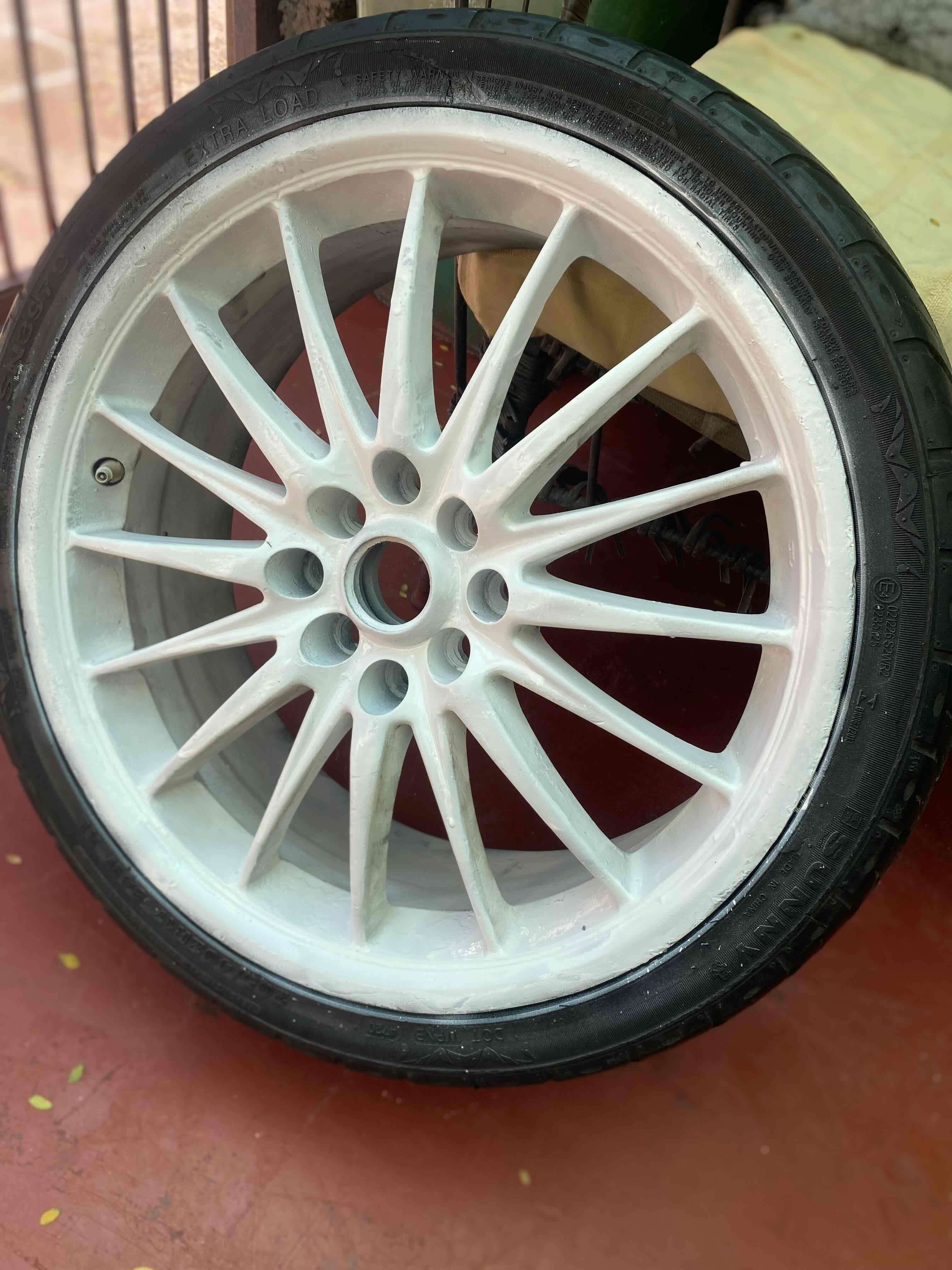 Neumático con llanta deportiva - miniatura 3