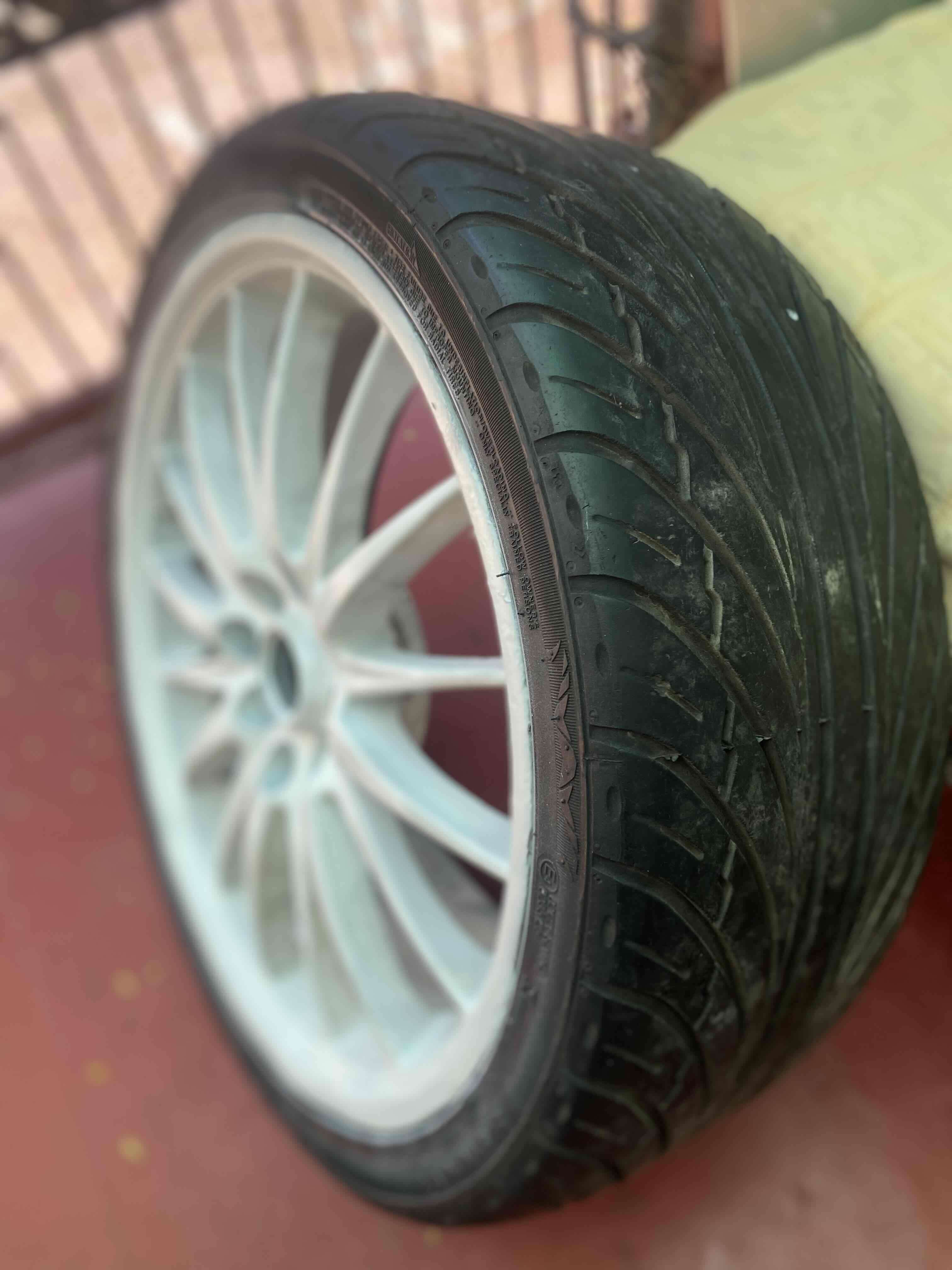 Neumático con llanta deportiva - miniatura 4