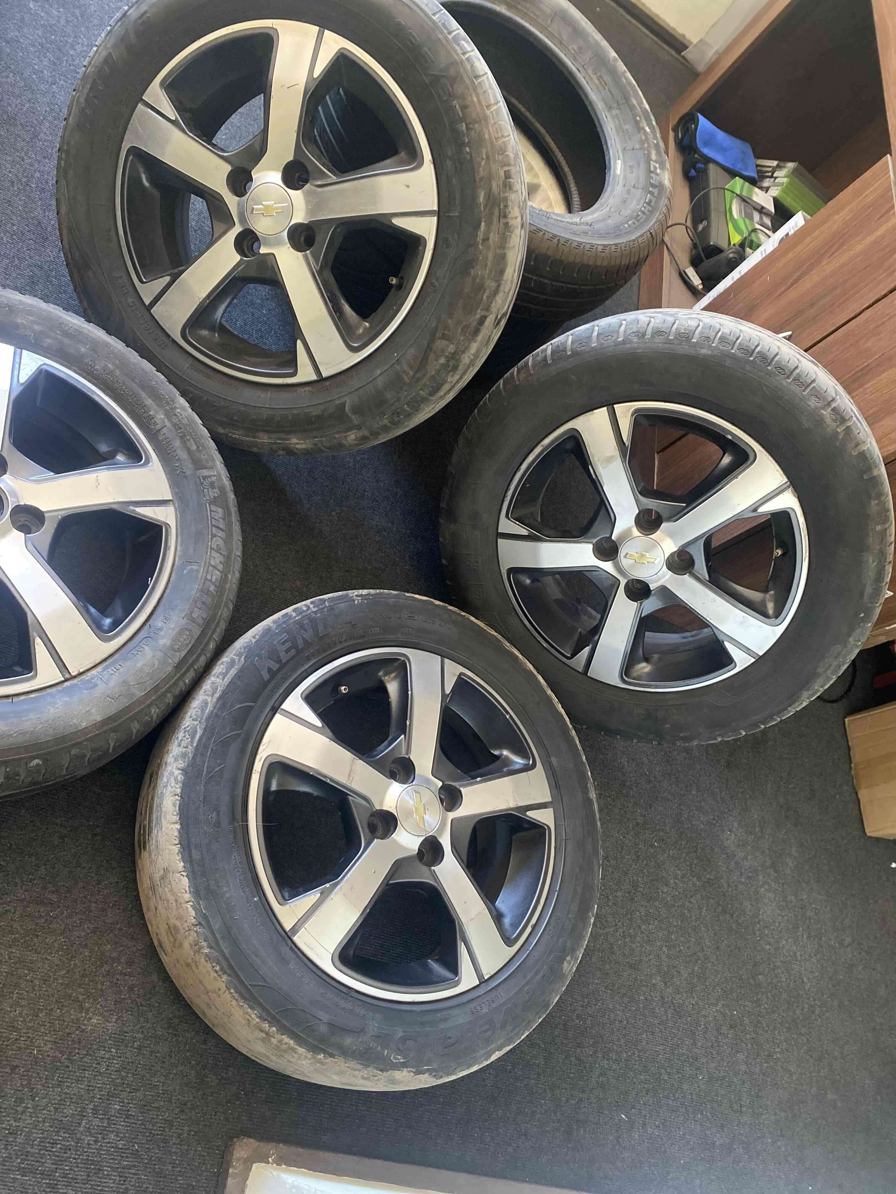 Llantas Chevrolet con neumáticos