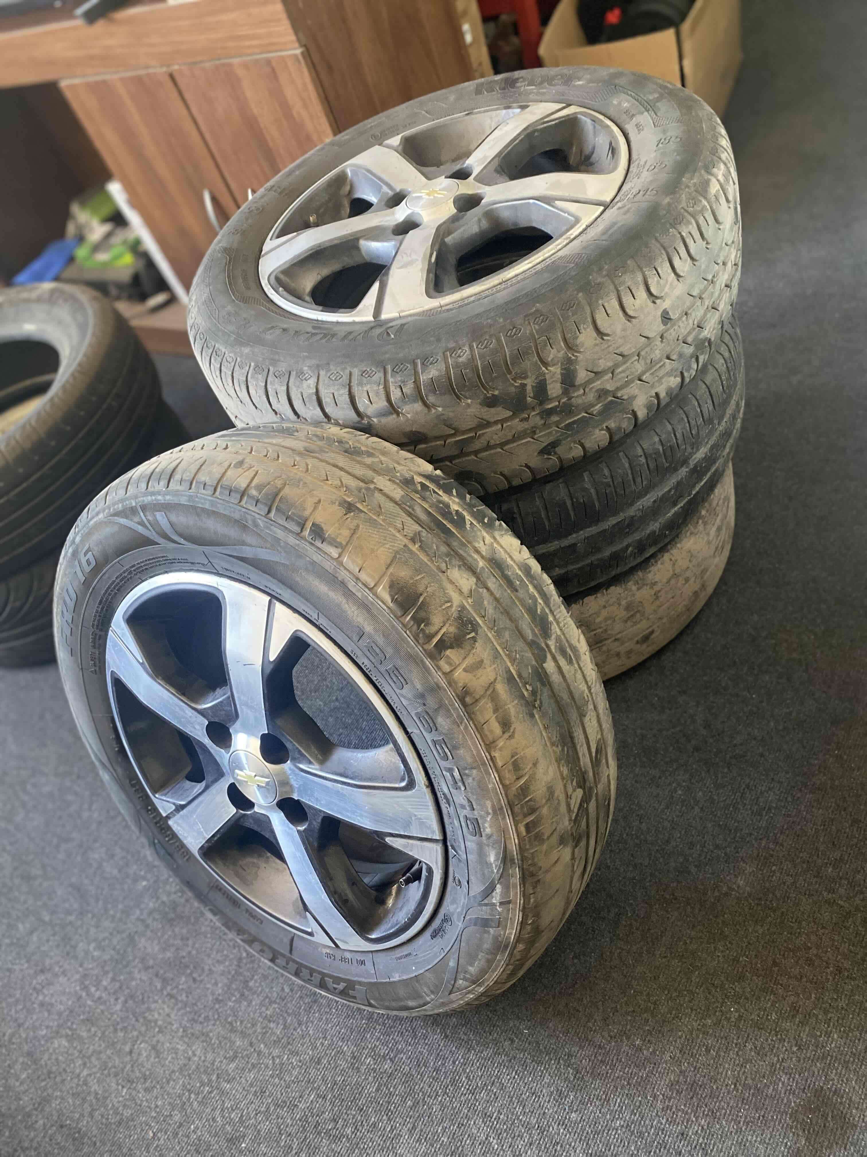 Llantas Chevrolet con neumáticos - 2