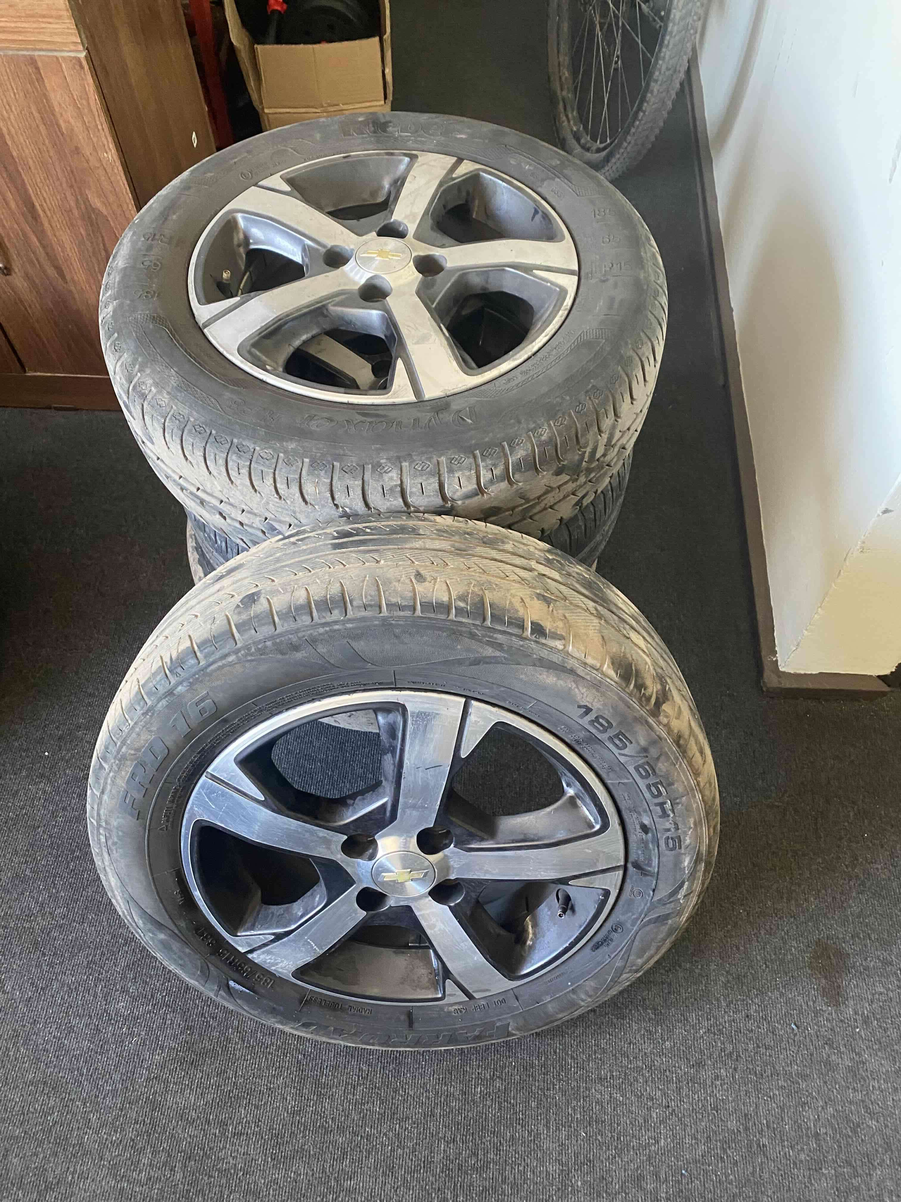 Llantas Chevrolet con neumáticos - 4