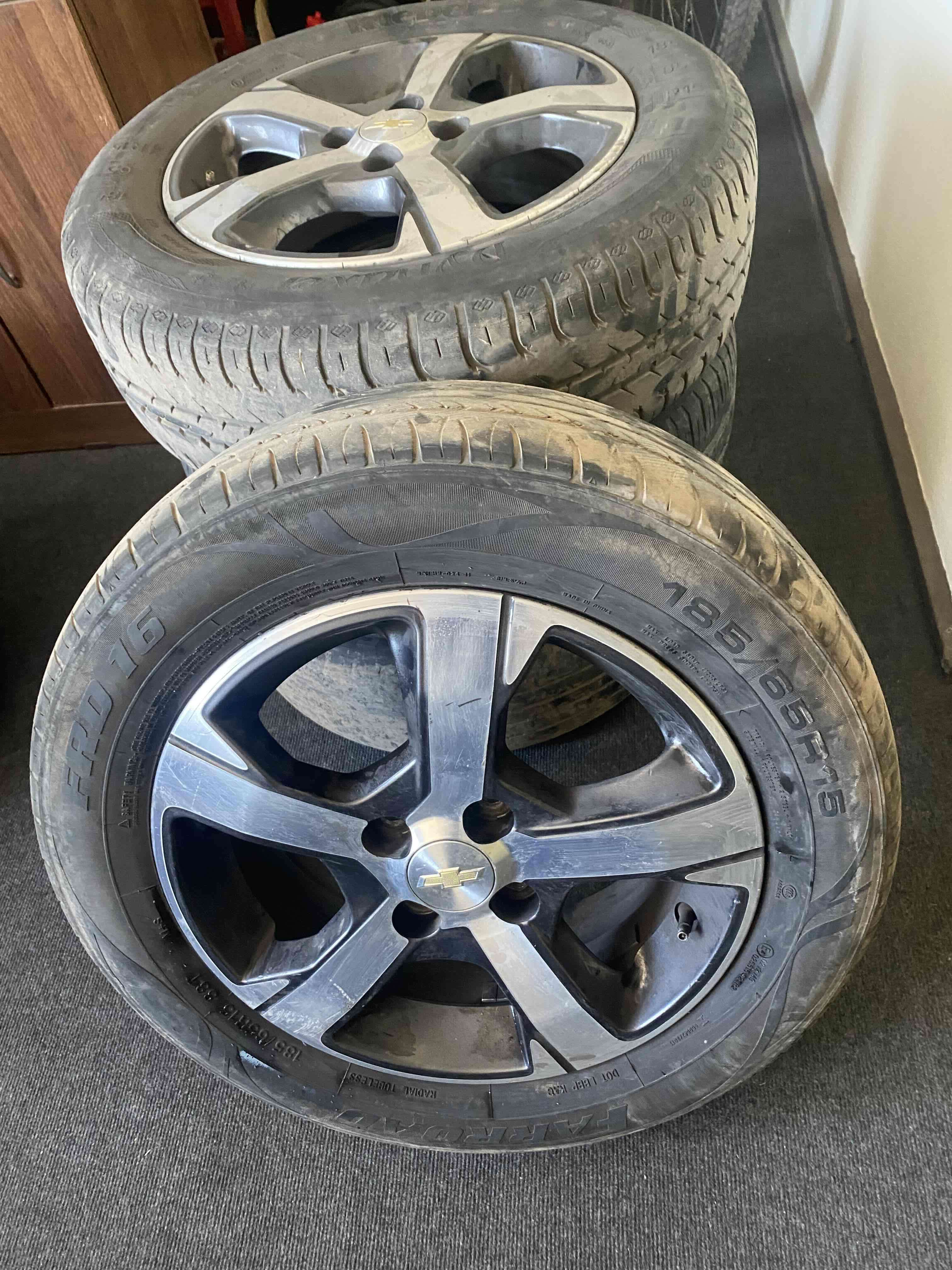 Llantas Chevrolet con neumáticos - 5
