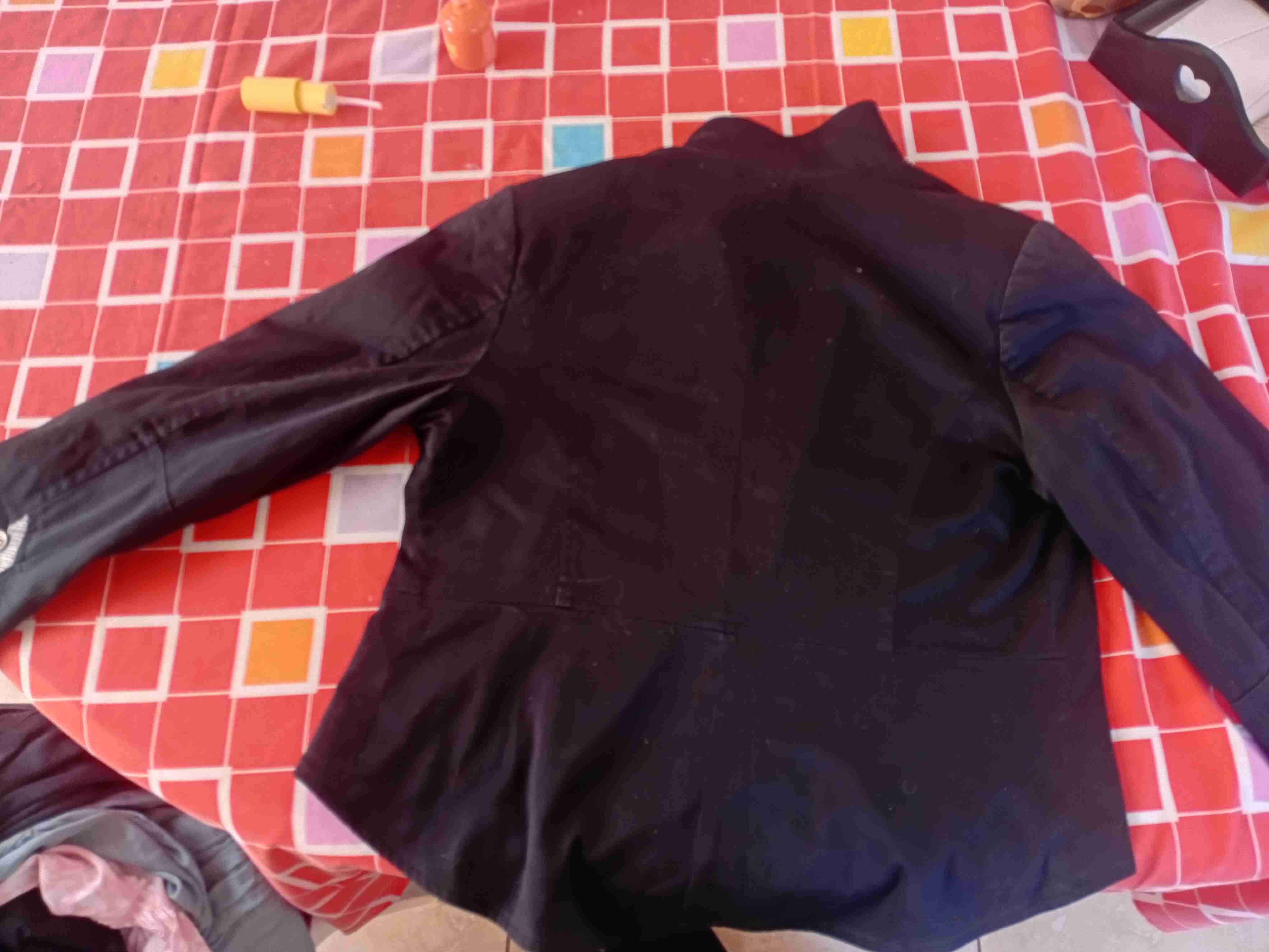 Chaqueta negra corta con botones - miniatura 2