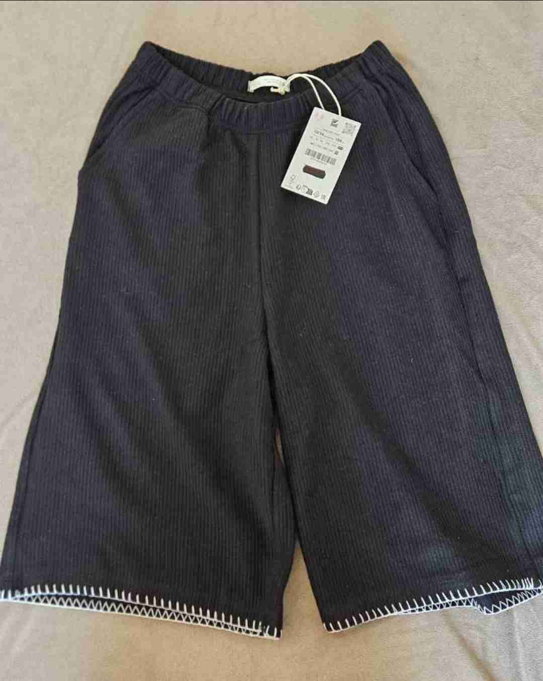 Bermuda negra con etiqueta Zara,talla 13 a 14 años