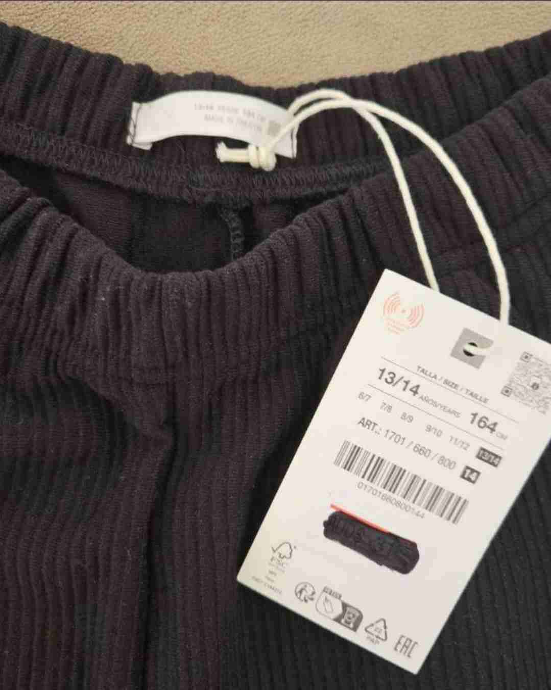 Bermuda negra con etiqueta Zara,talla 13 a 14 años - 2