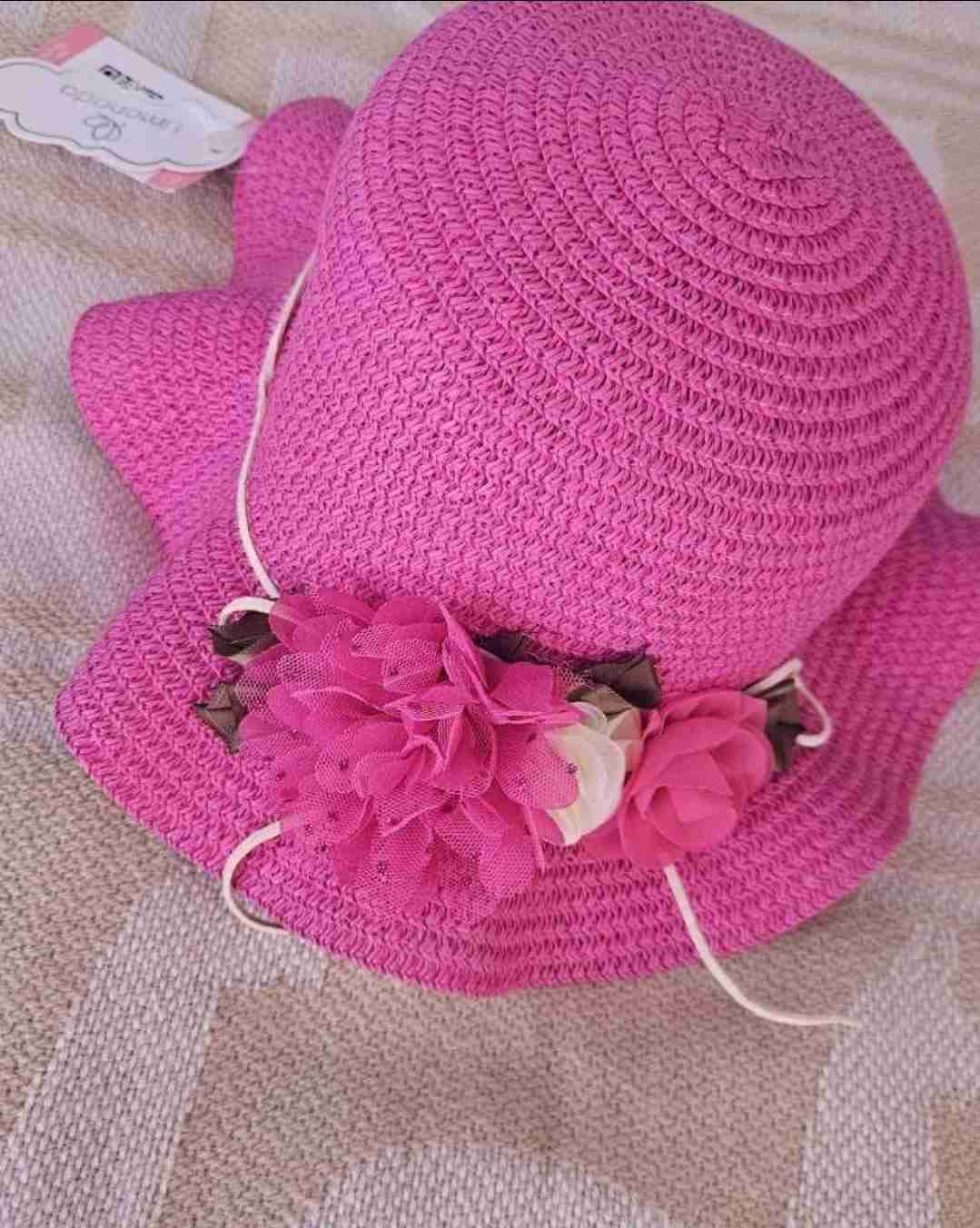 Sombrero rosa con flores