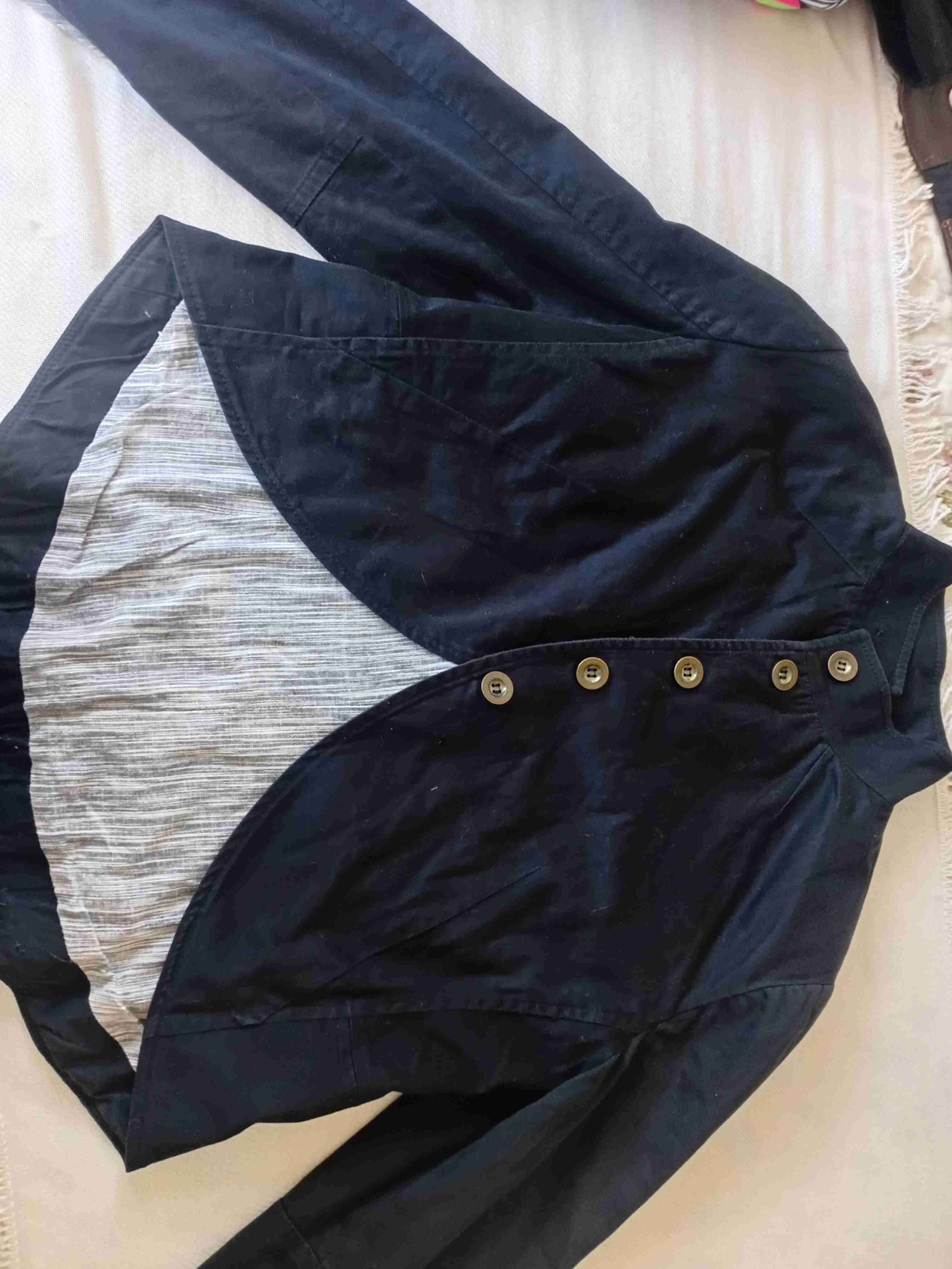 Chaqueta negra corta con botones