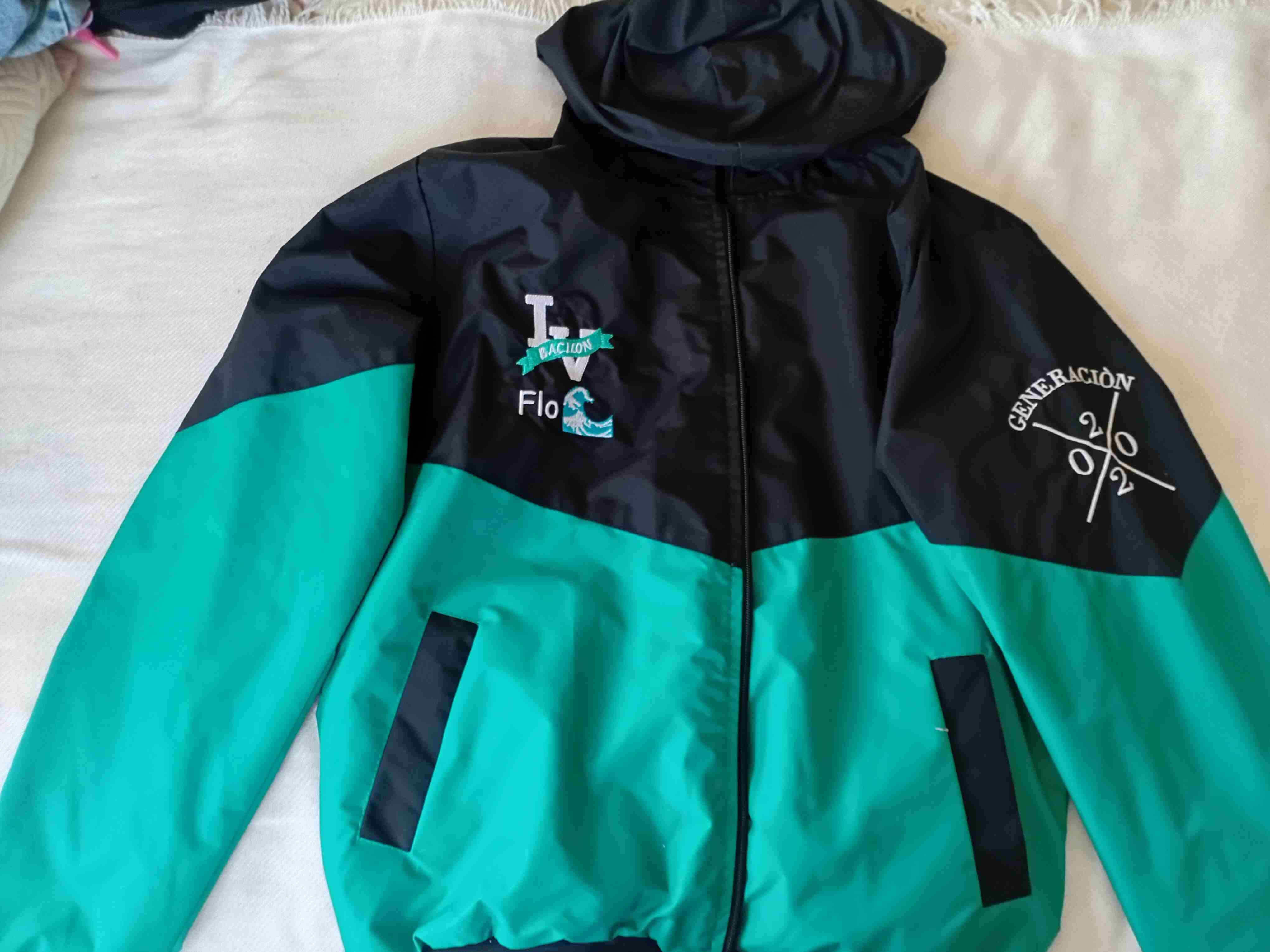 Chaqueta deportiva negro y verde