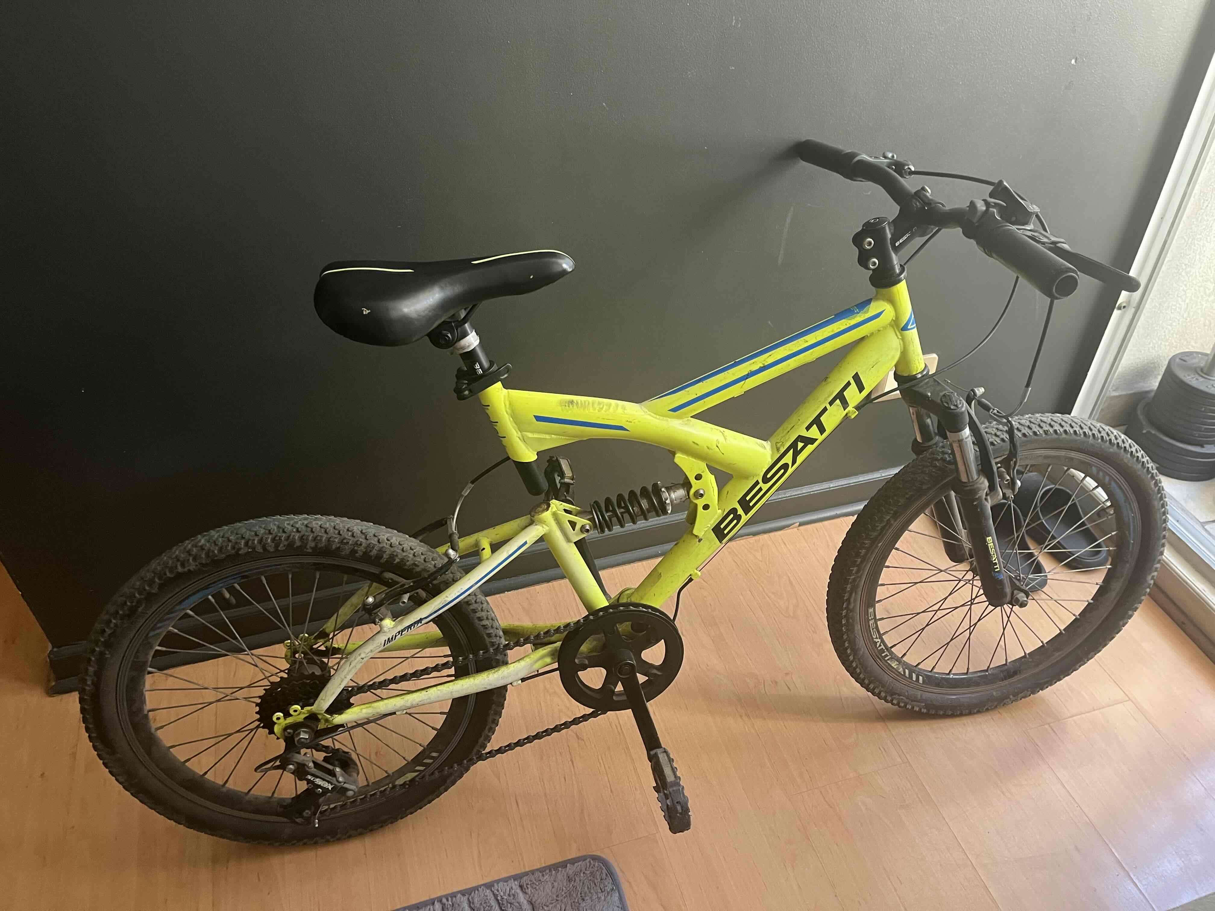 Bicicleta amarilla Besatti con suspensión