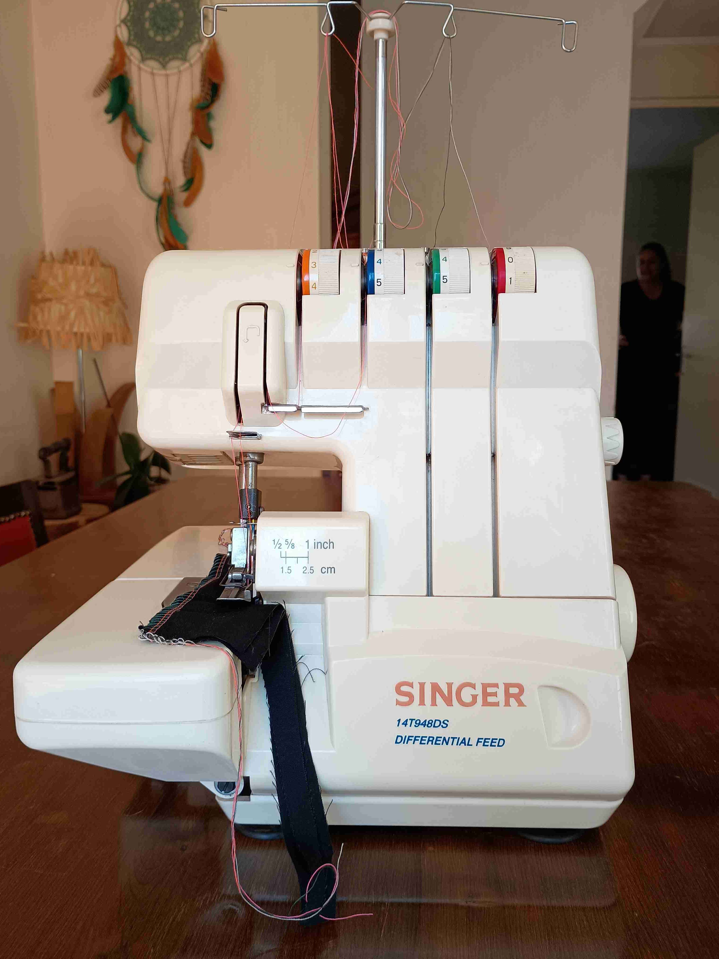 Máquina de coser overlock Singer