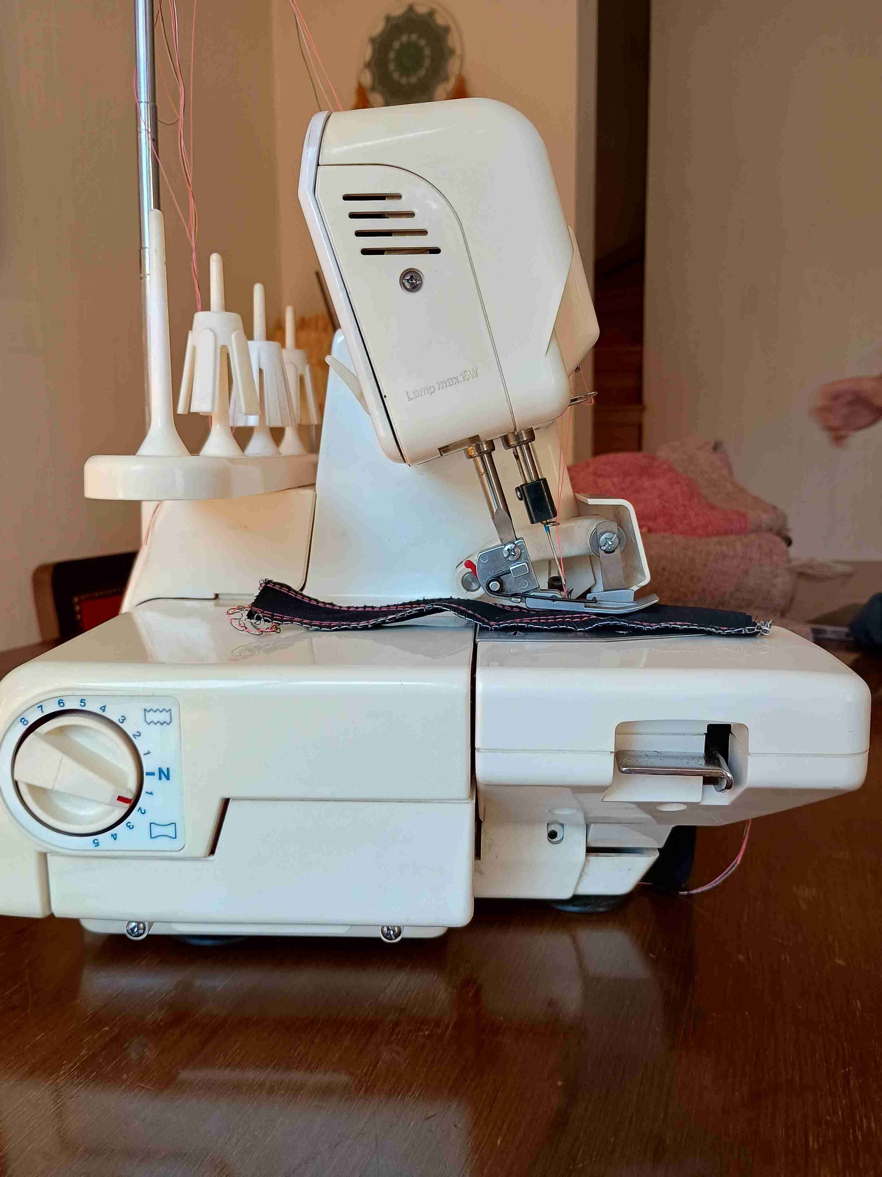 Máquina de coser overlock Singer - miniatura 2