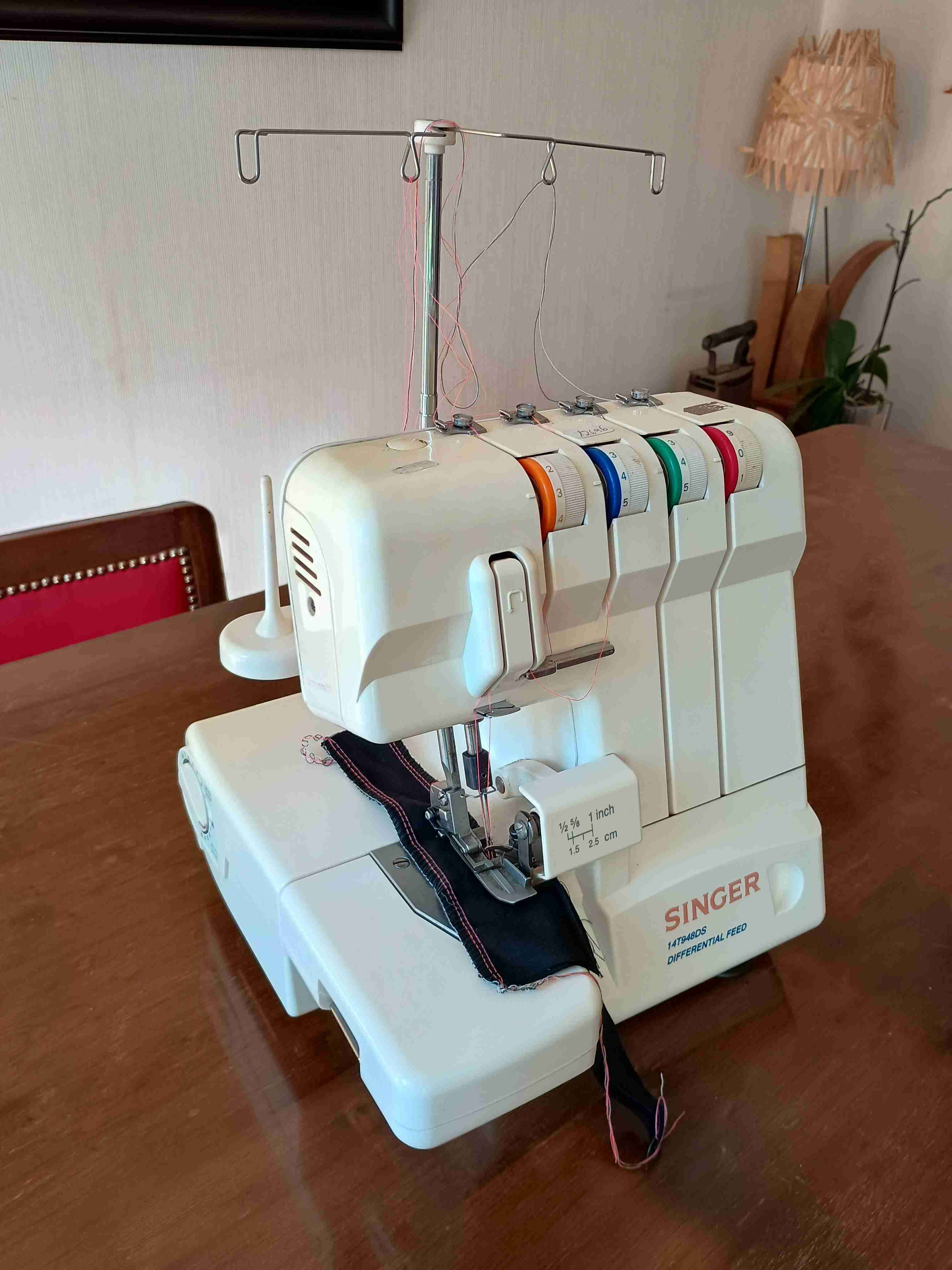 Máquina de coser overlock Singer - miniatura 3