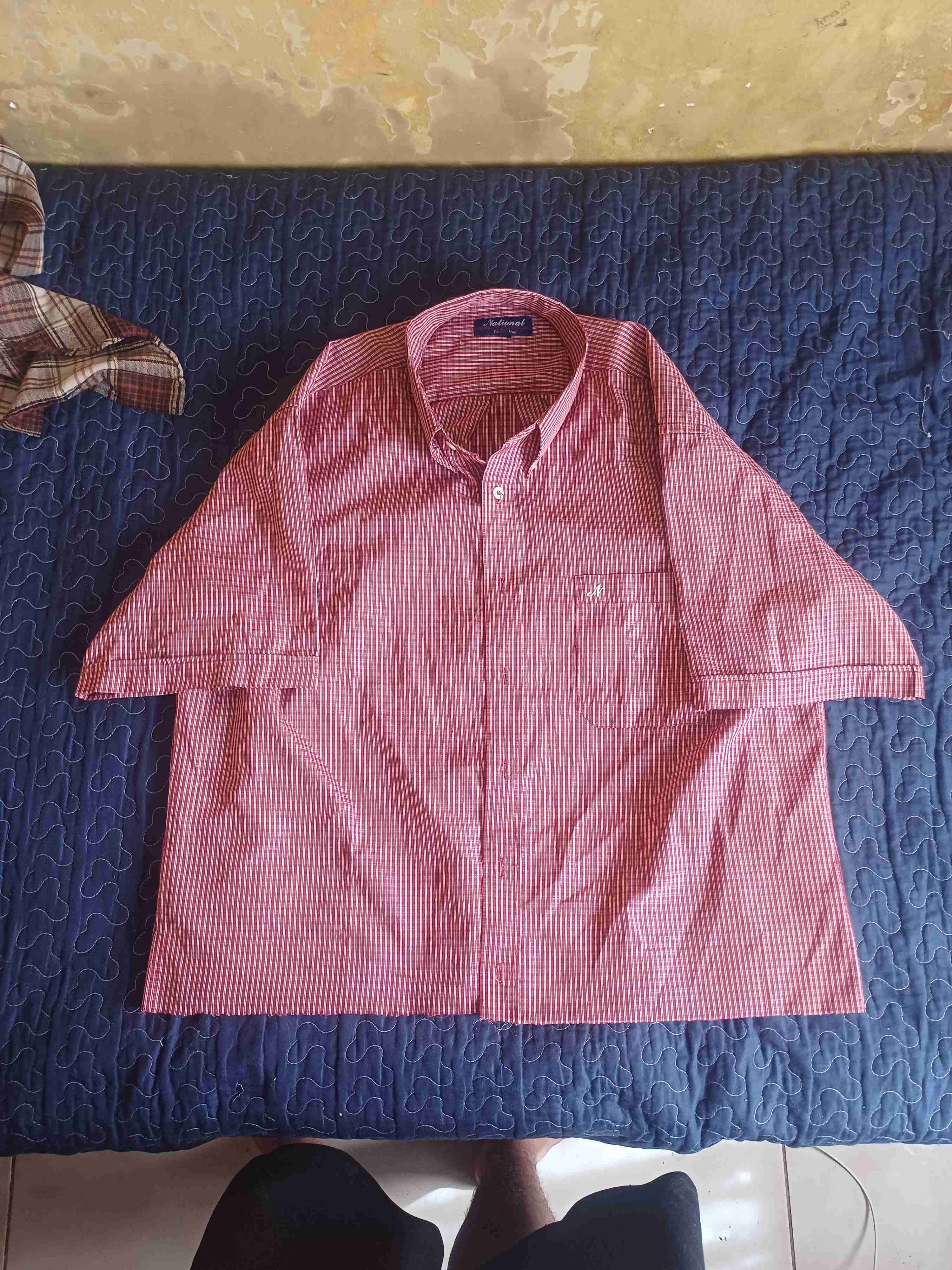 Camisa roja a cuadros cropeada