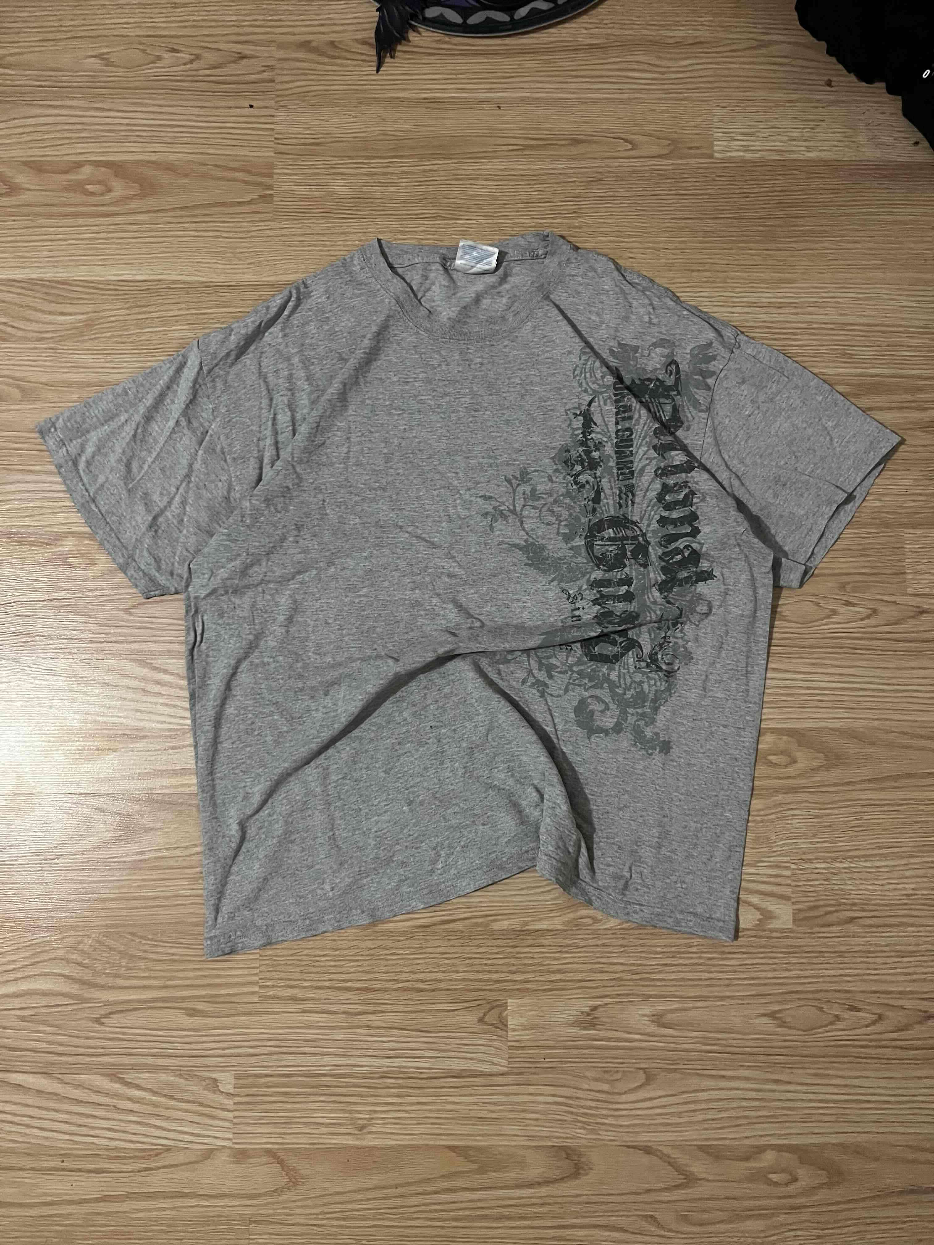 Polera gris con diseño gráfico y2k