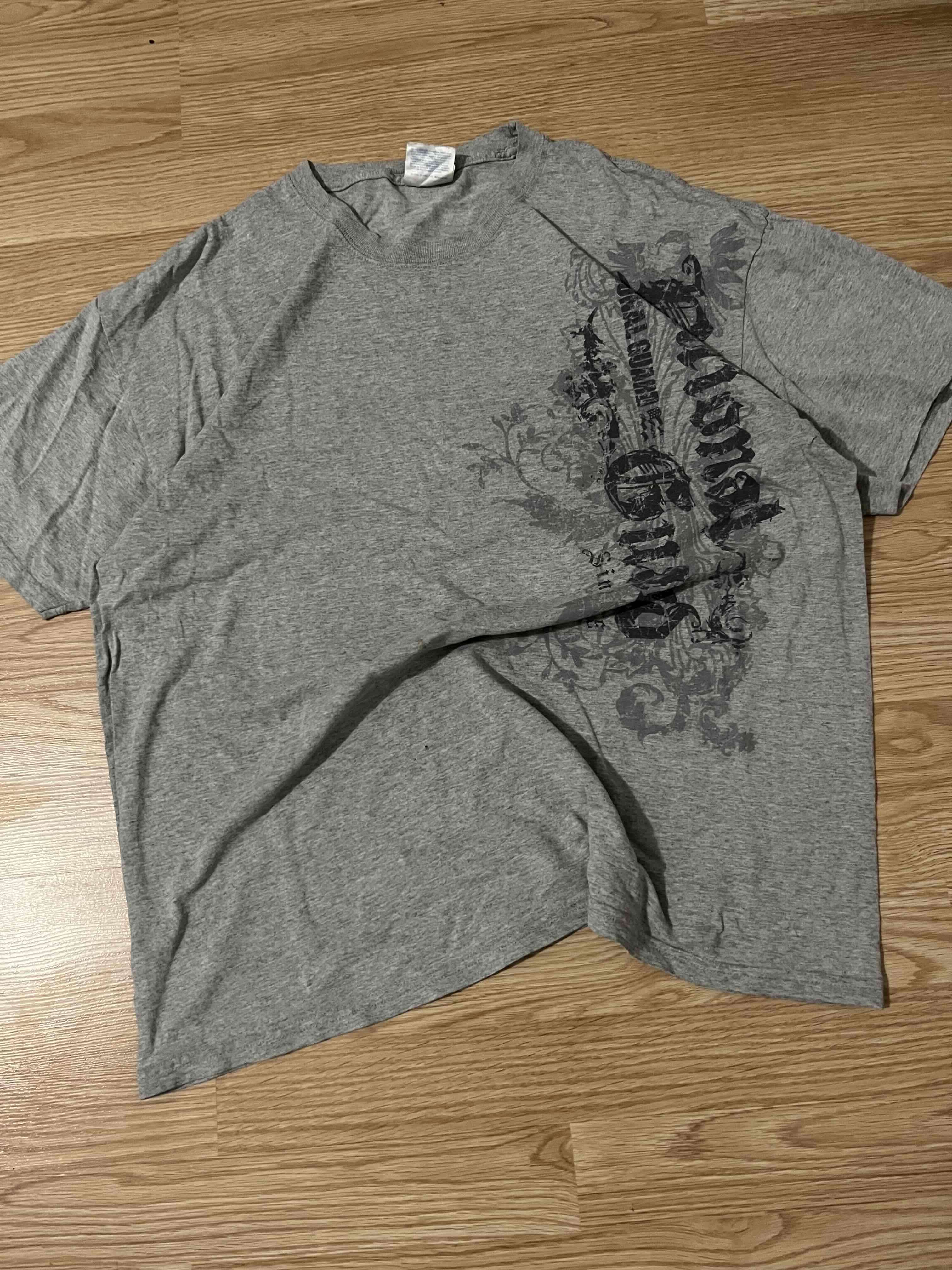 Polera gris con diseño gráfico y2k - miniatura 2