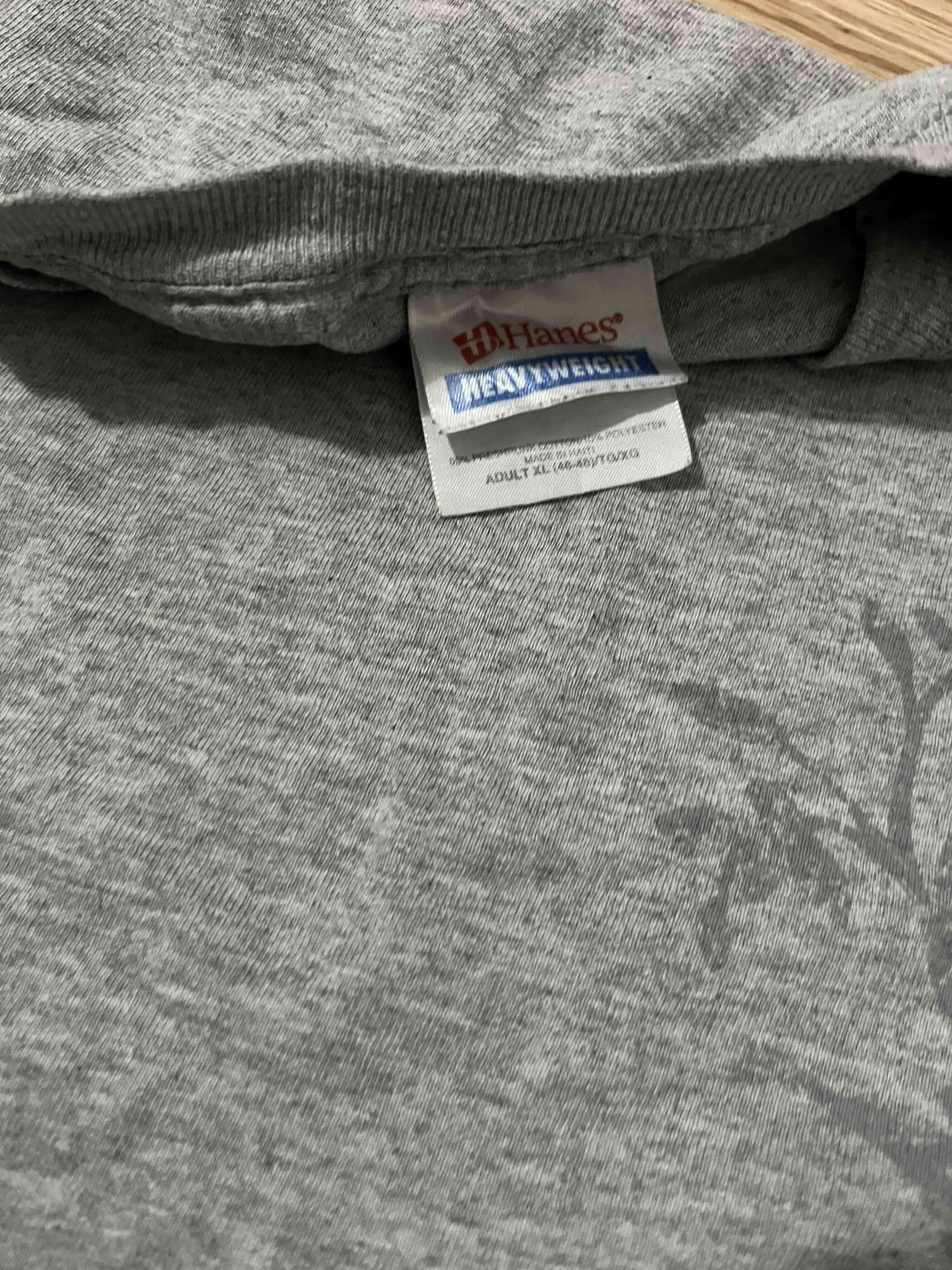 Polera gris con diseño gráfico y2k - miniatura 4