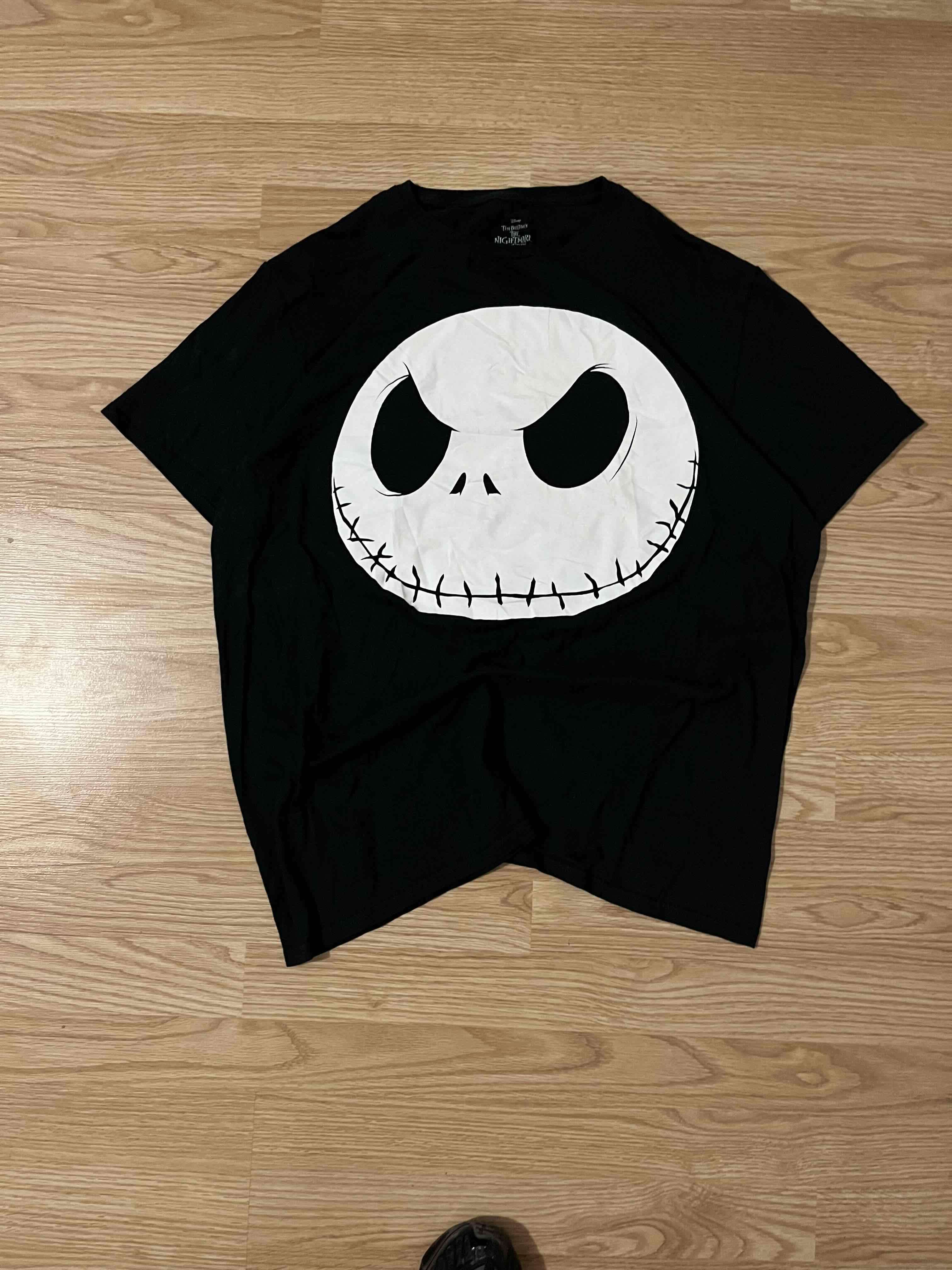 Polera negra con diseño de calavera de jack y2k