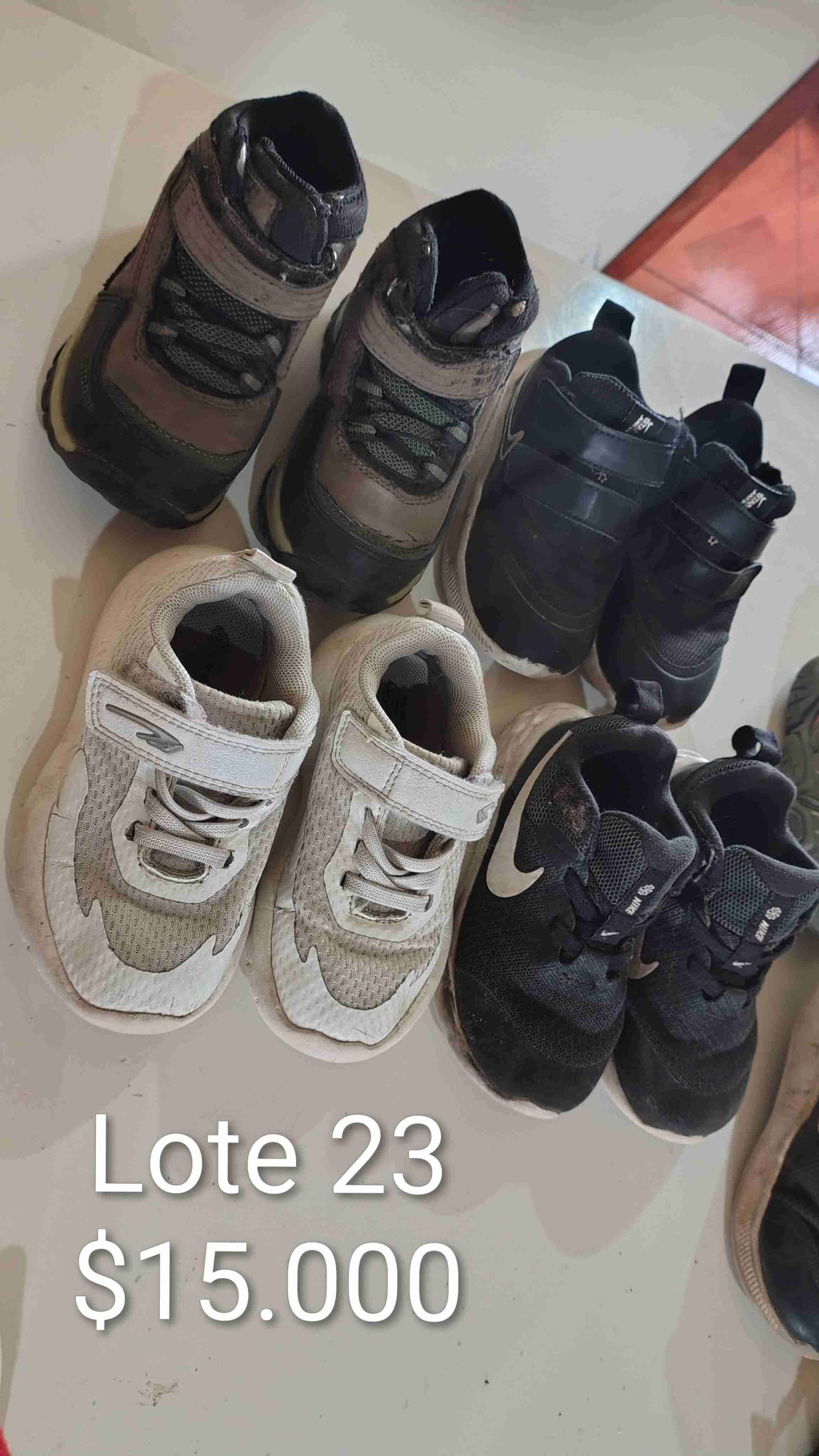 Lote de zapatillos infantiles 23