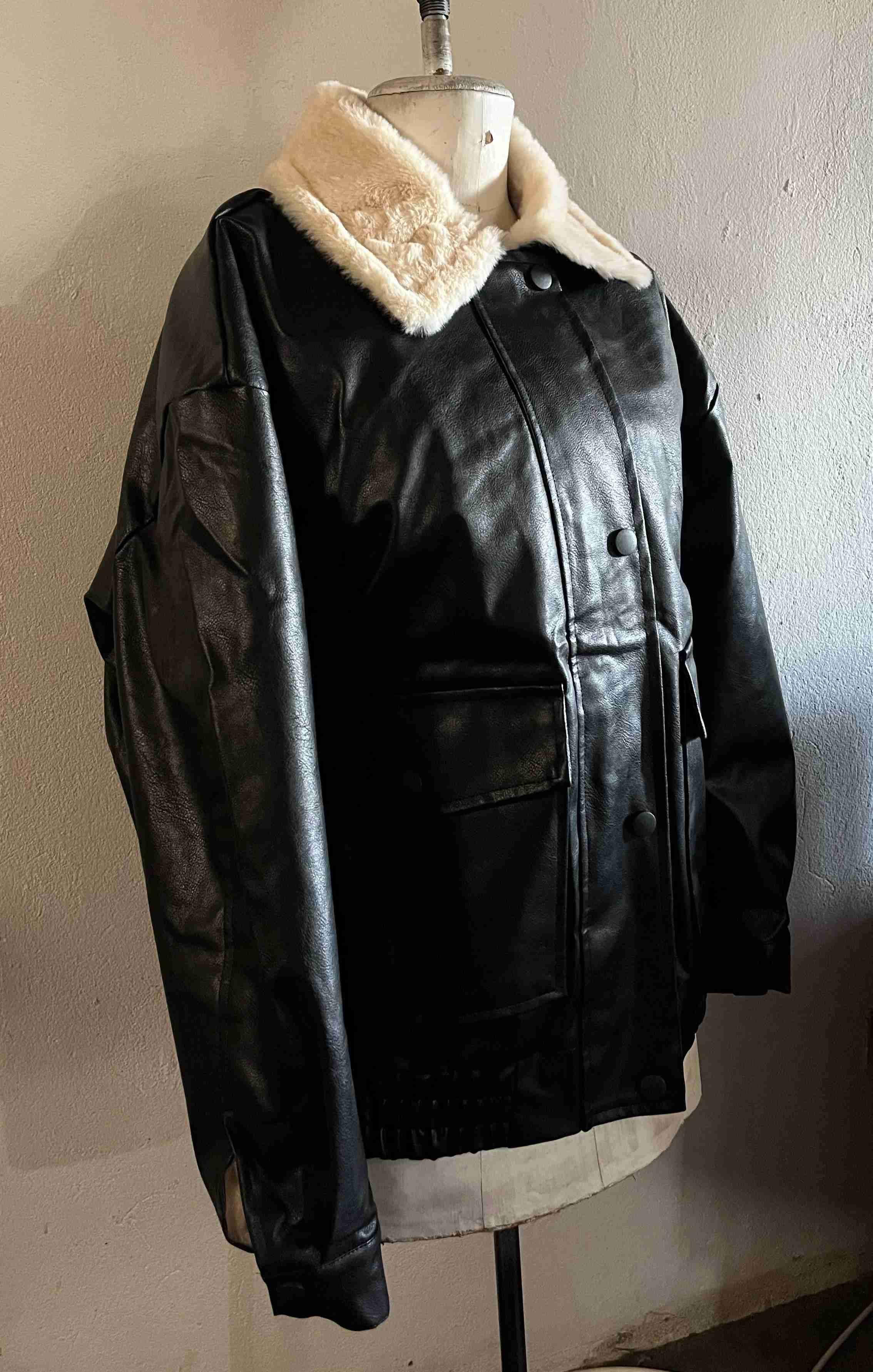 Chaqueta de eco-cuero  con cuello de piel