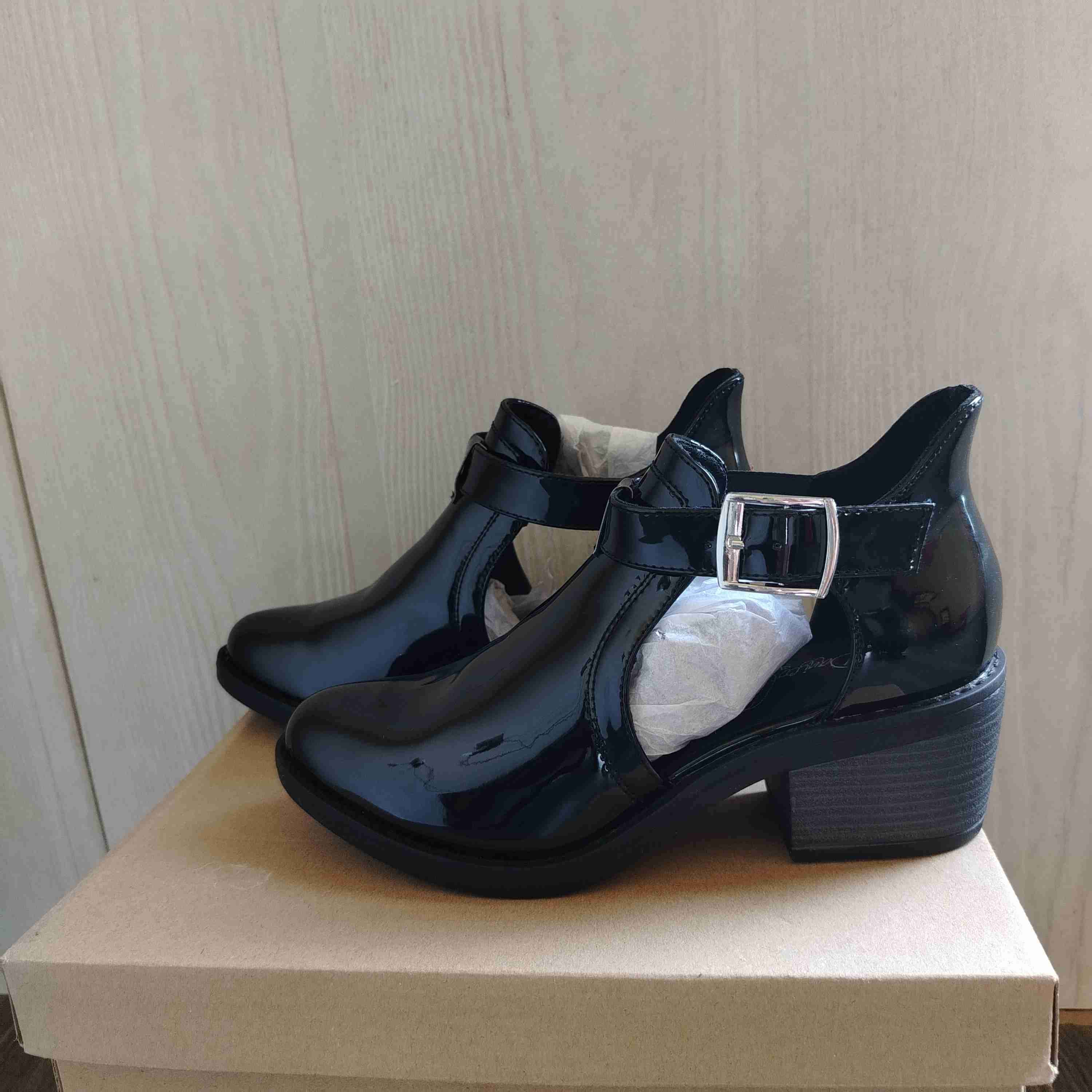 Zapatos negros de charol con hebilla