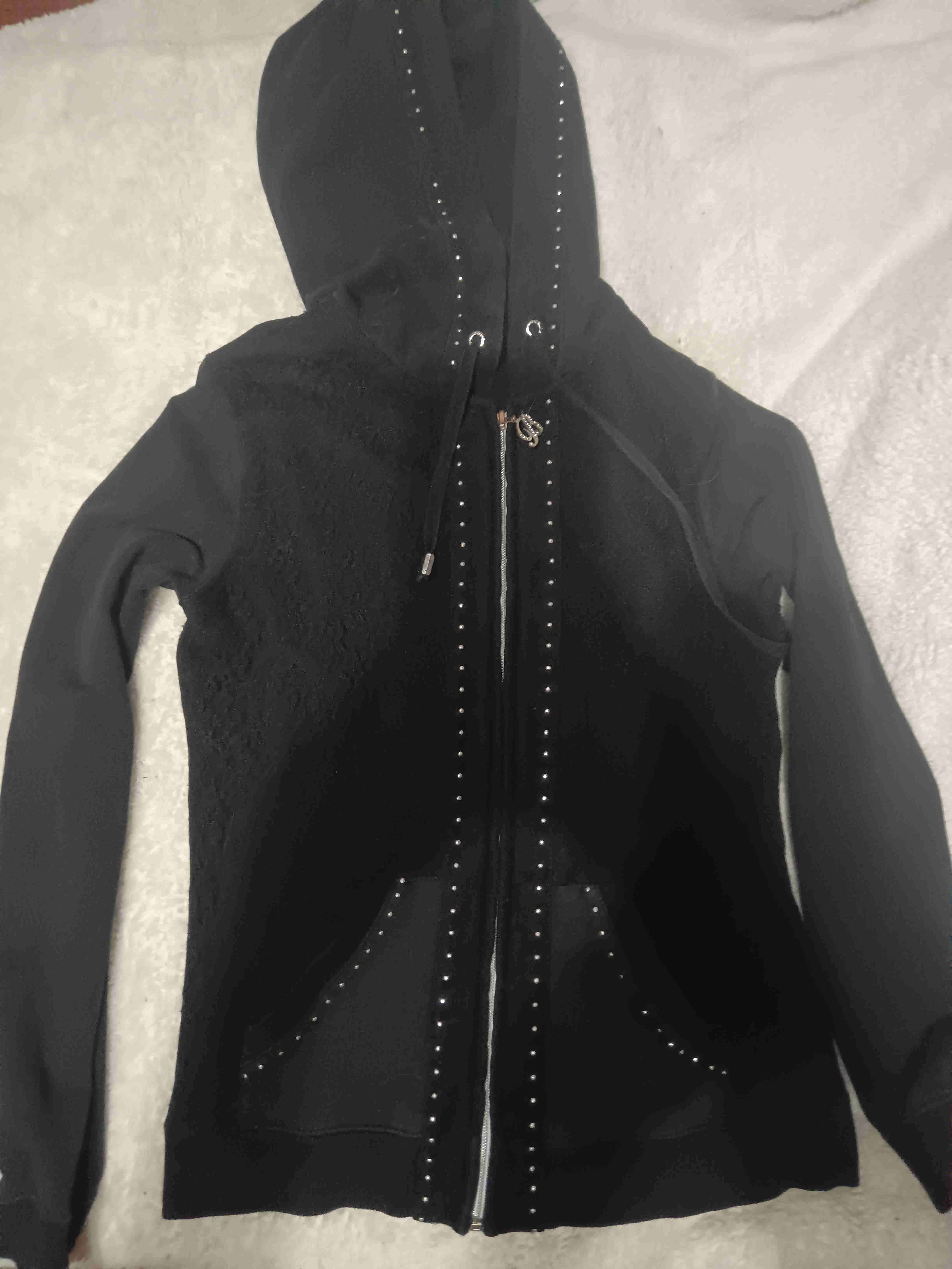 Polerón negro con capucha y tachas