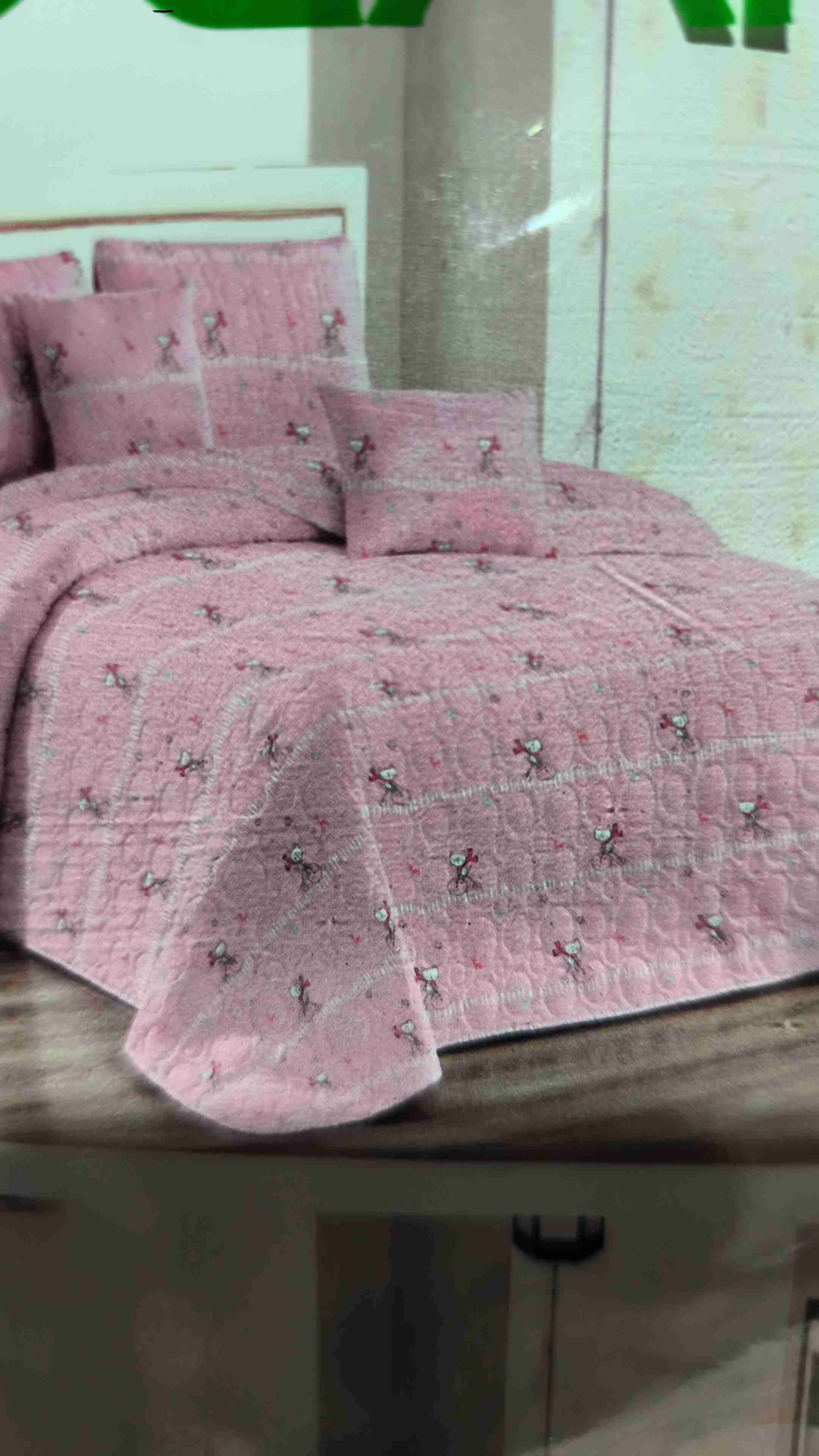 Colcha rosada con diseño de gatitas en bicicleta