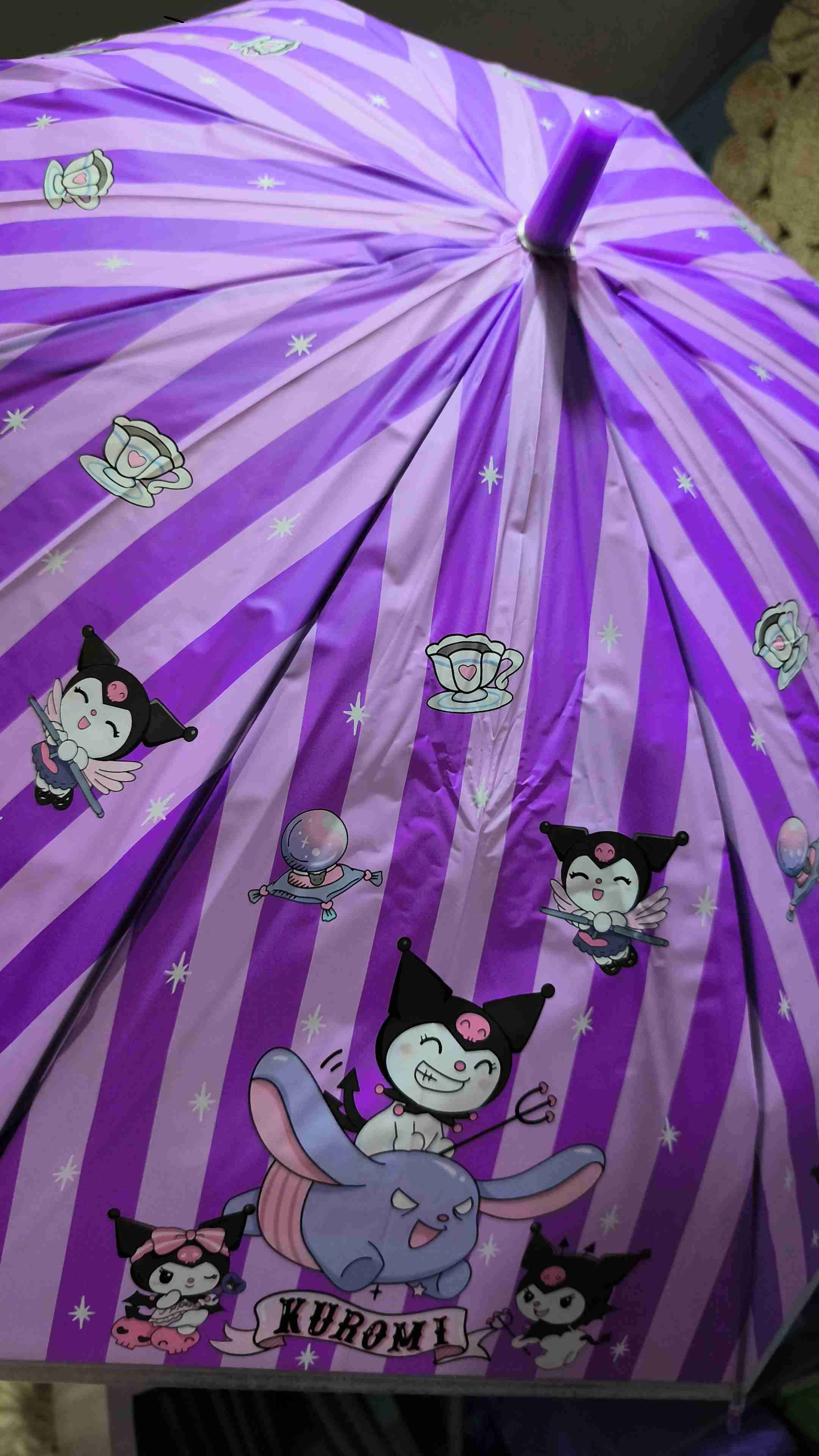 Paraguas morado de Kuromi