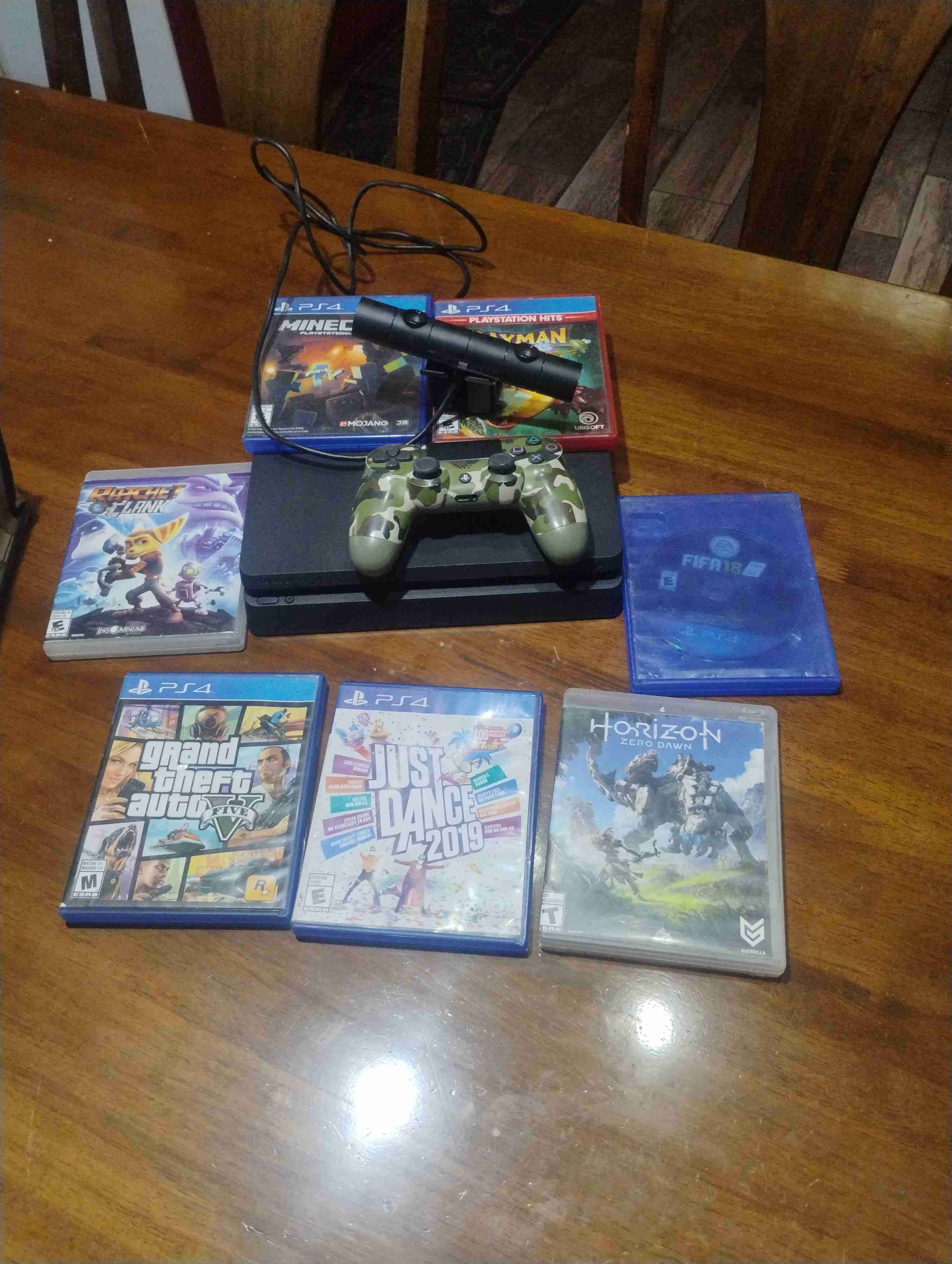 Consola PS4 con control y juegos
