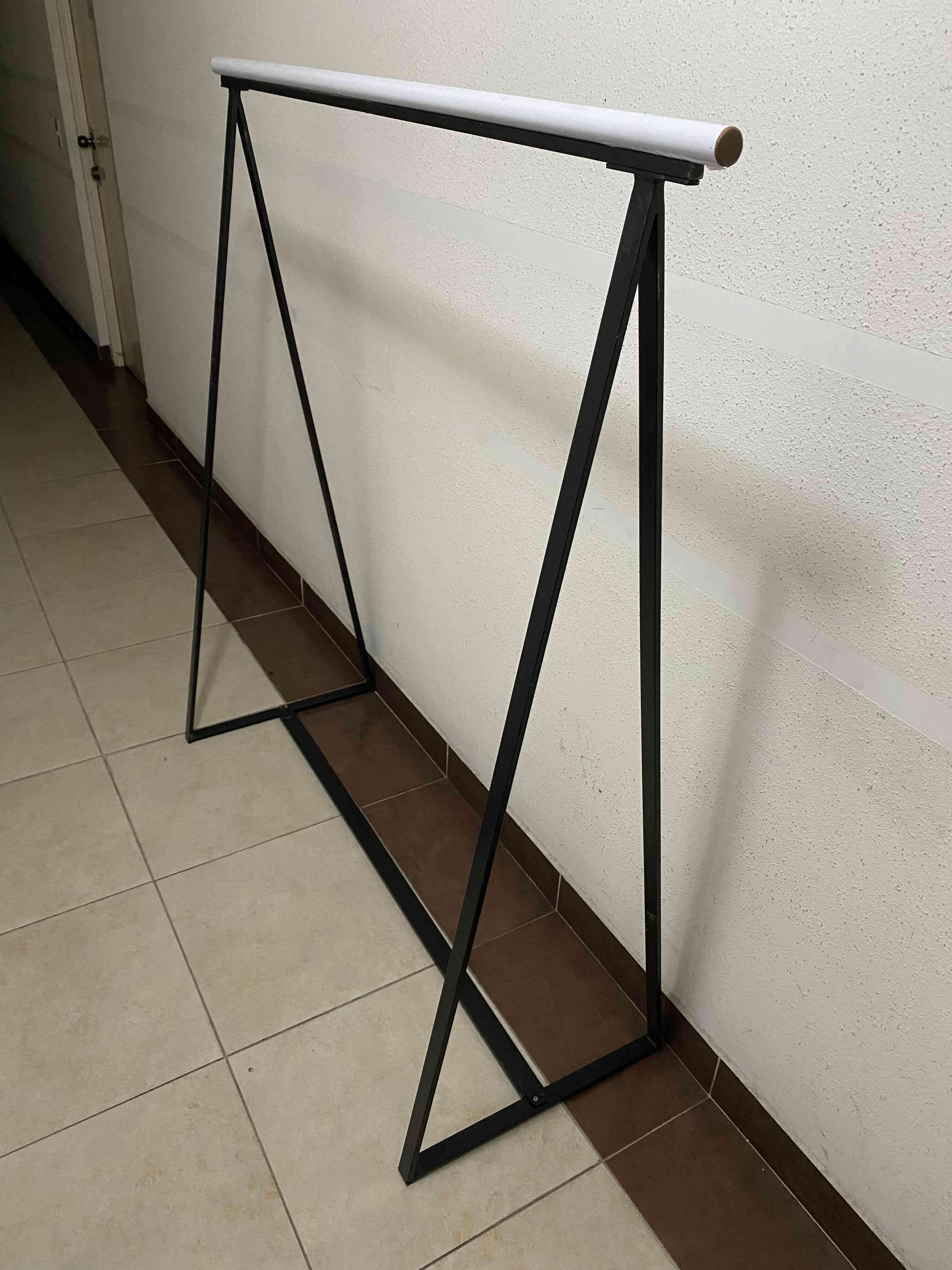 Rack de ropa minimalista - miniatura 2