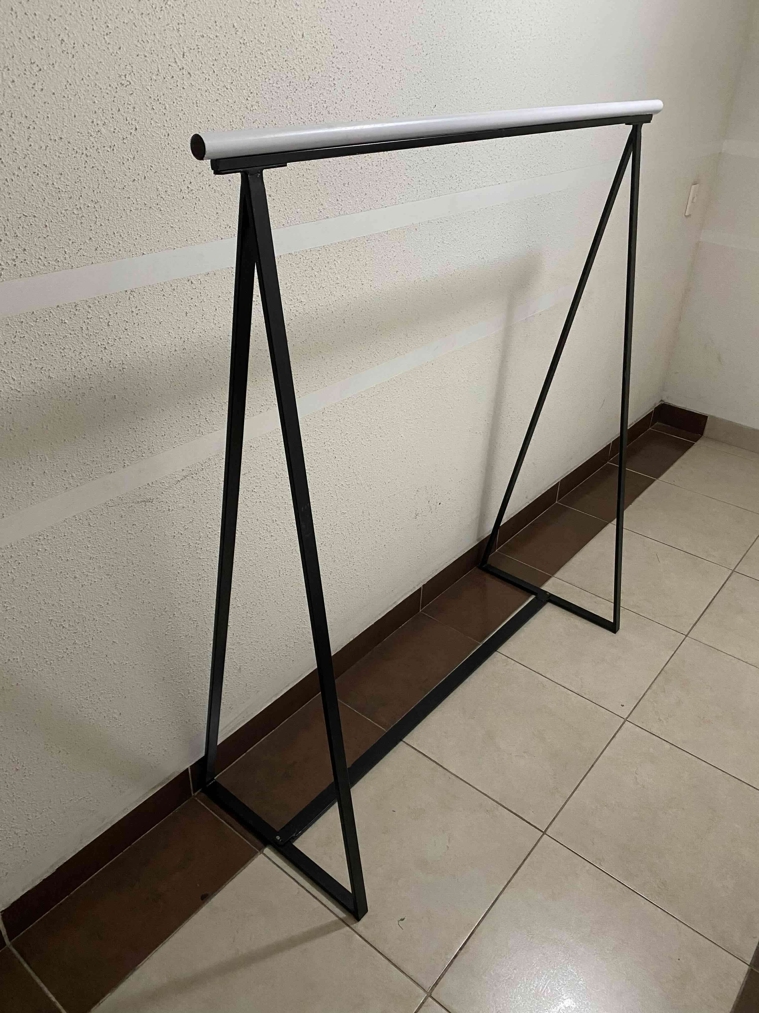 Rack de ropa minimalista - miniatura 3