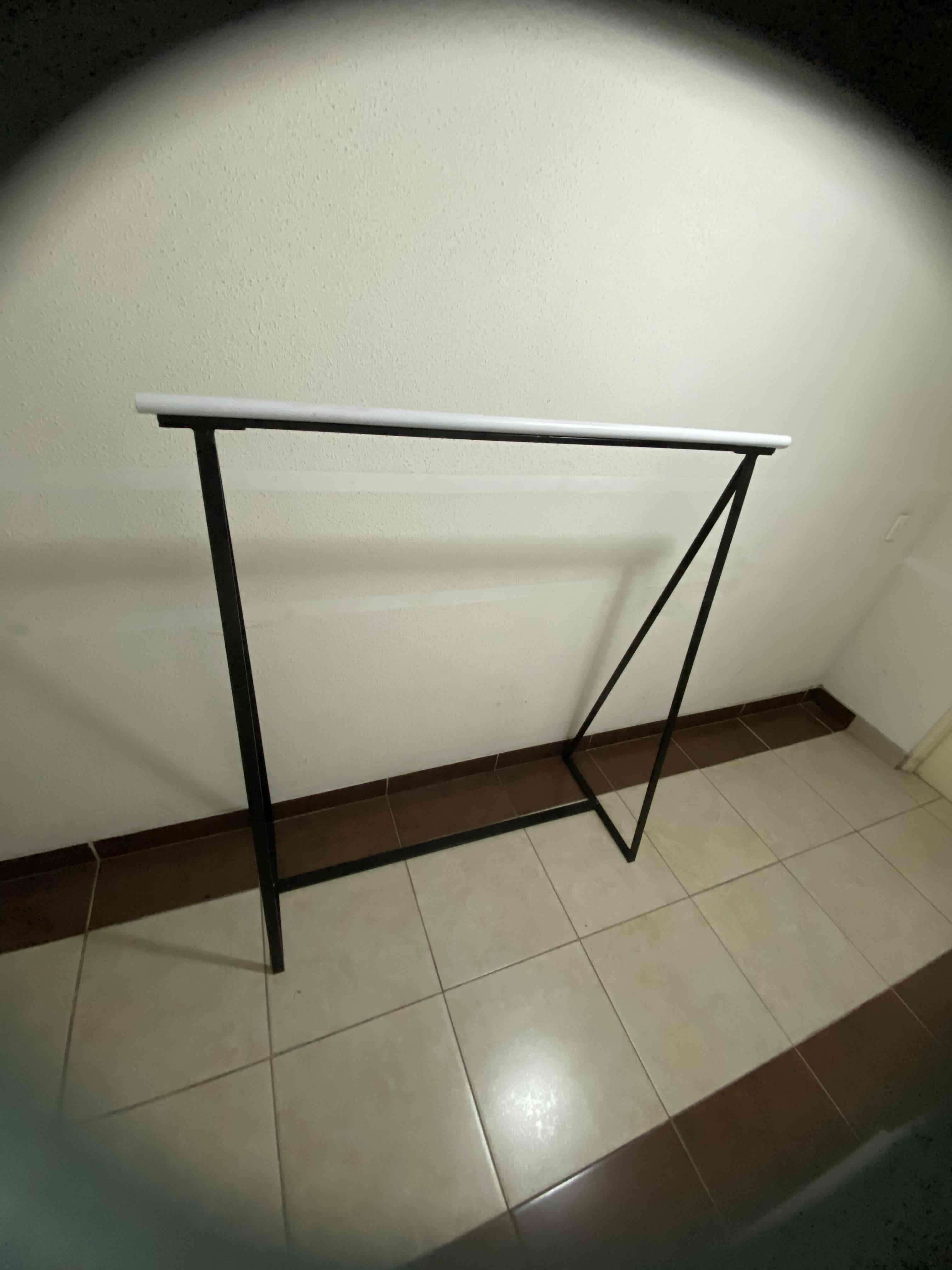 Rack de ropa minimalista - miniatura 4