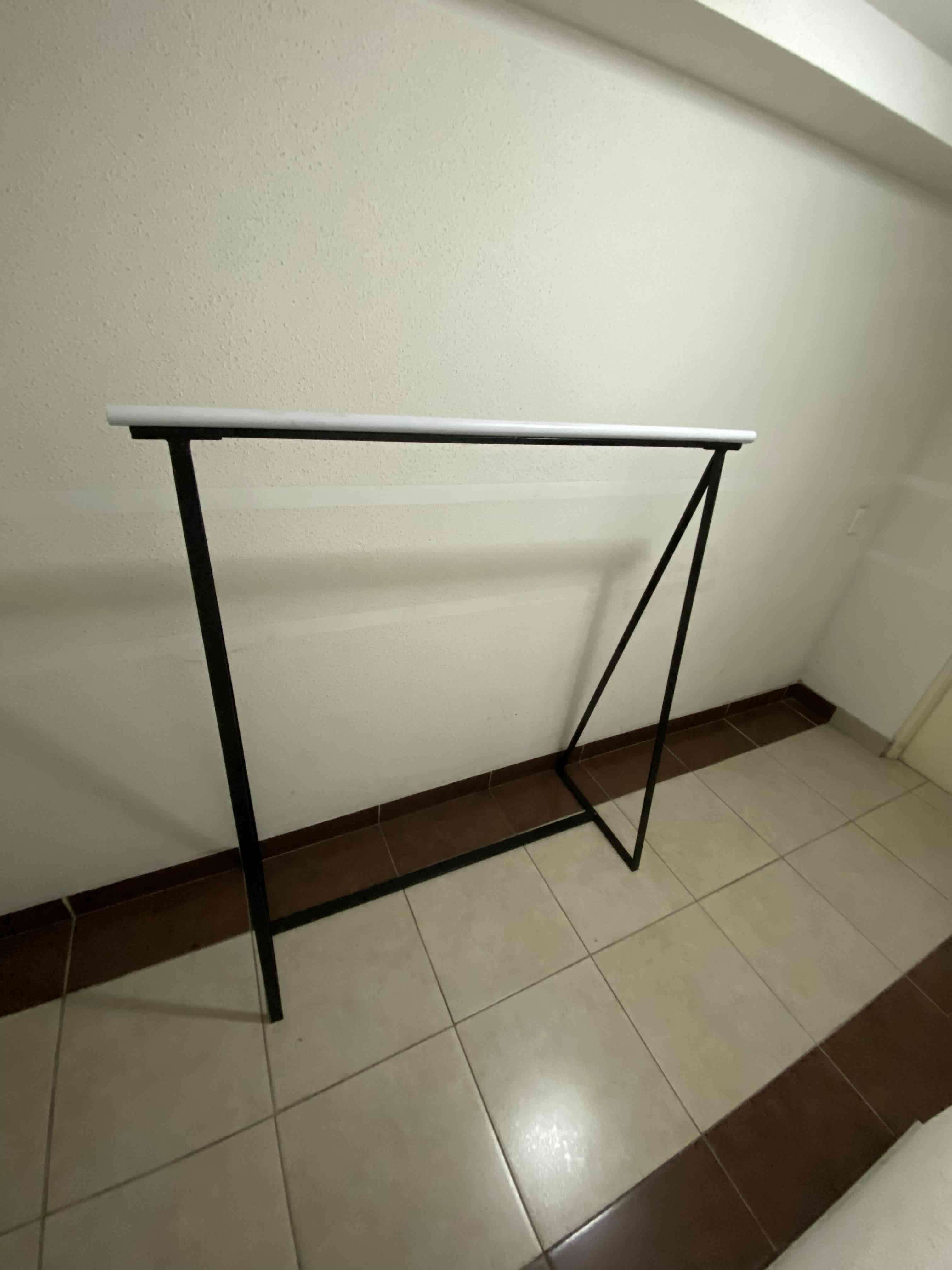 Rack de ropa minimalista - miniatura 5