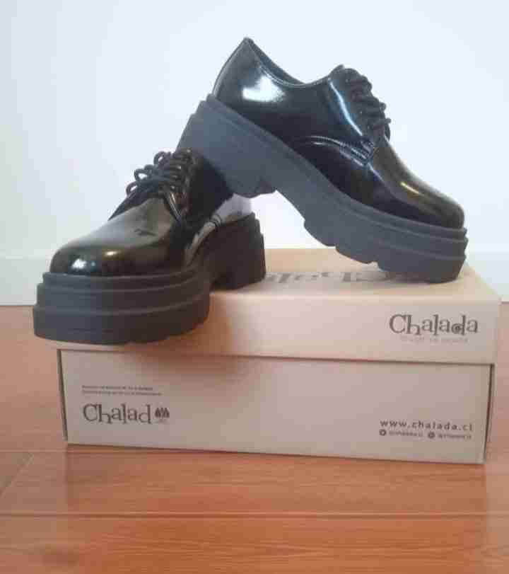 Zapatos de charol negros Chalada