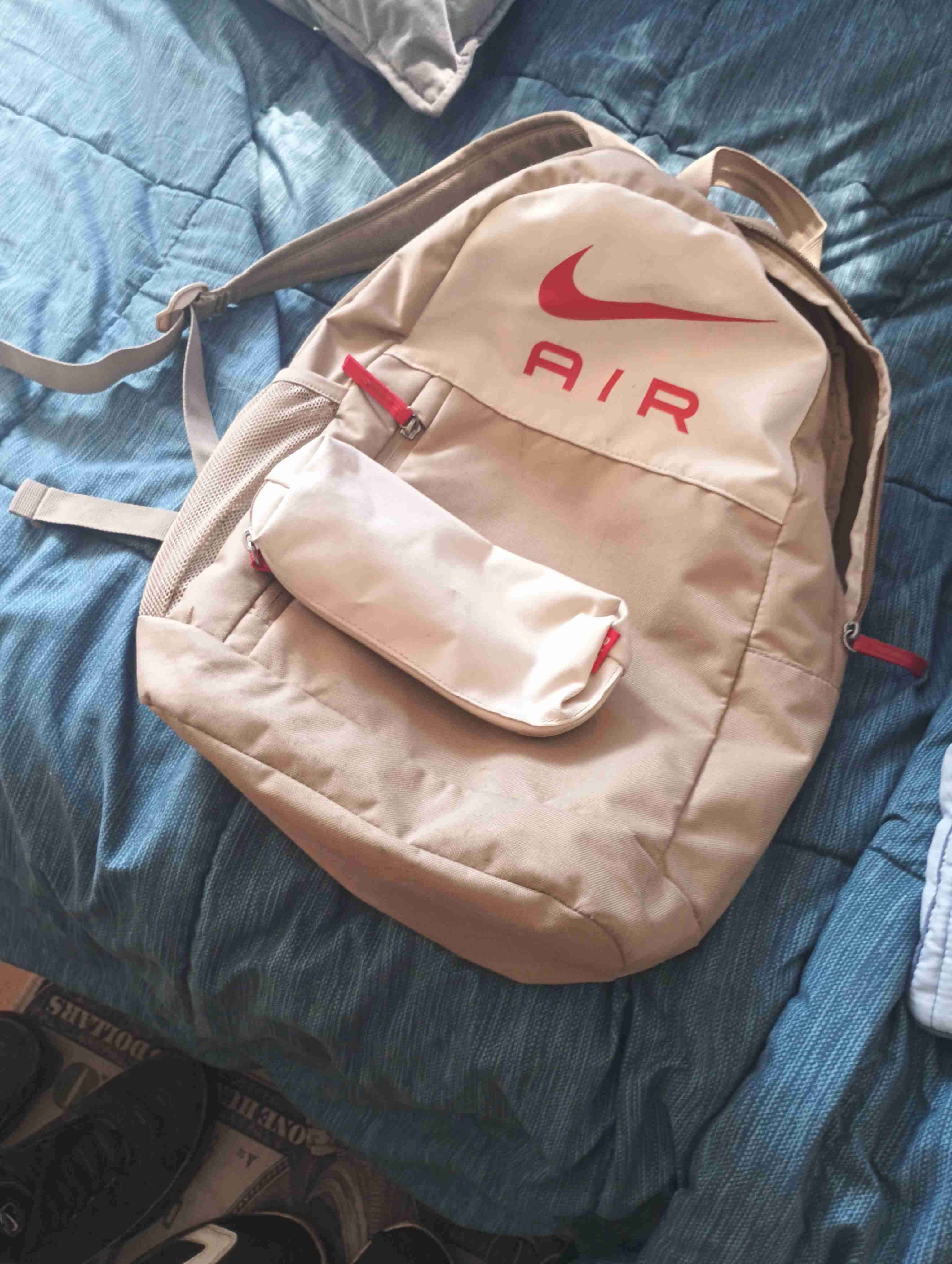 Mochila Nike Air beige y roja