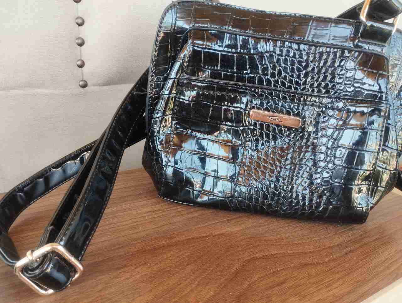 Cartera negra de charol