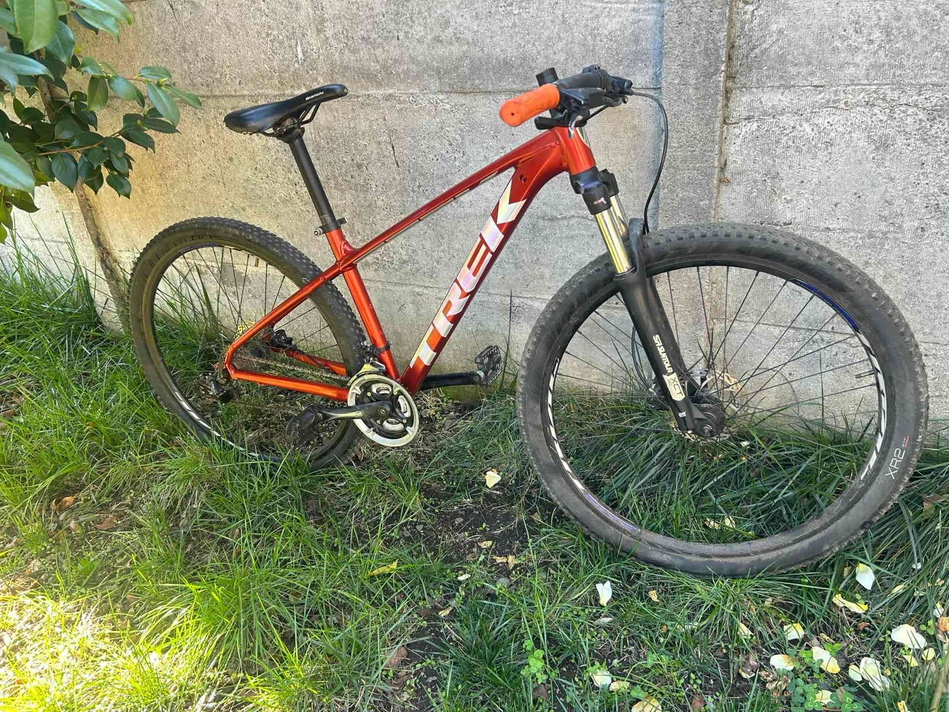 Bicicleta de montaña Trek roja